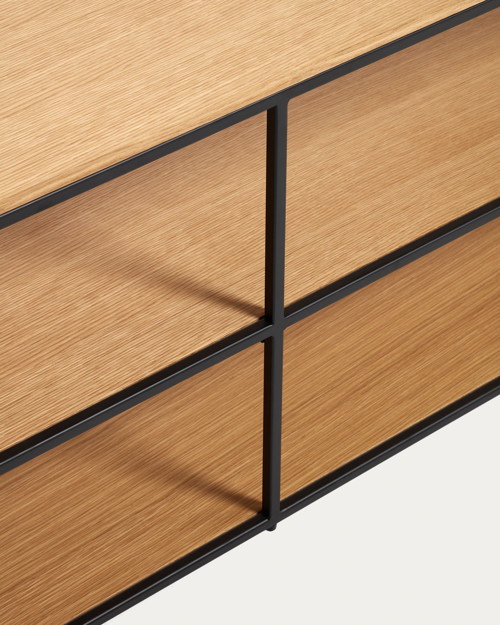 Yoana TV stand with an oak wood veneer and painted black metal structure, 160 x 40 cm - Detail