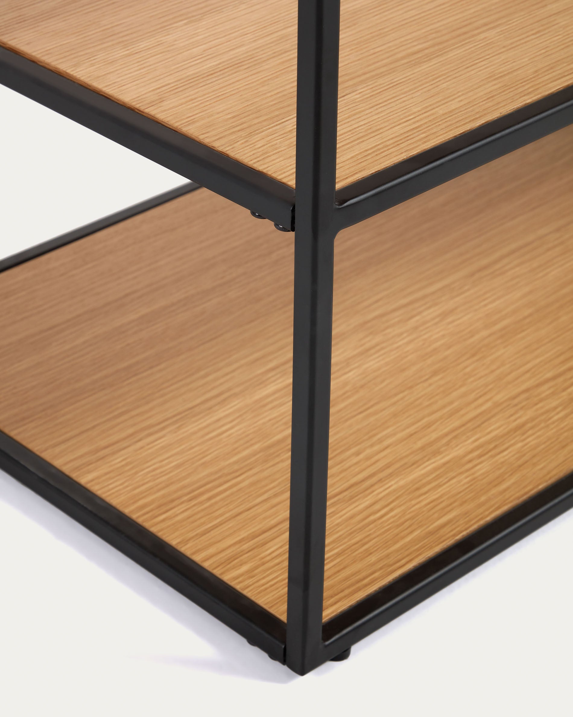 Yoana TV stand with an oak wood veneer and painted black metal structure, 160 x 40 cm - Detail