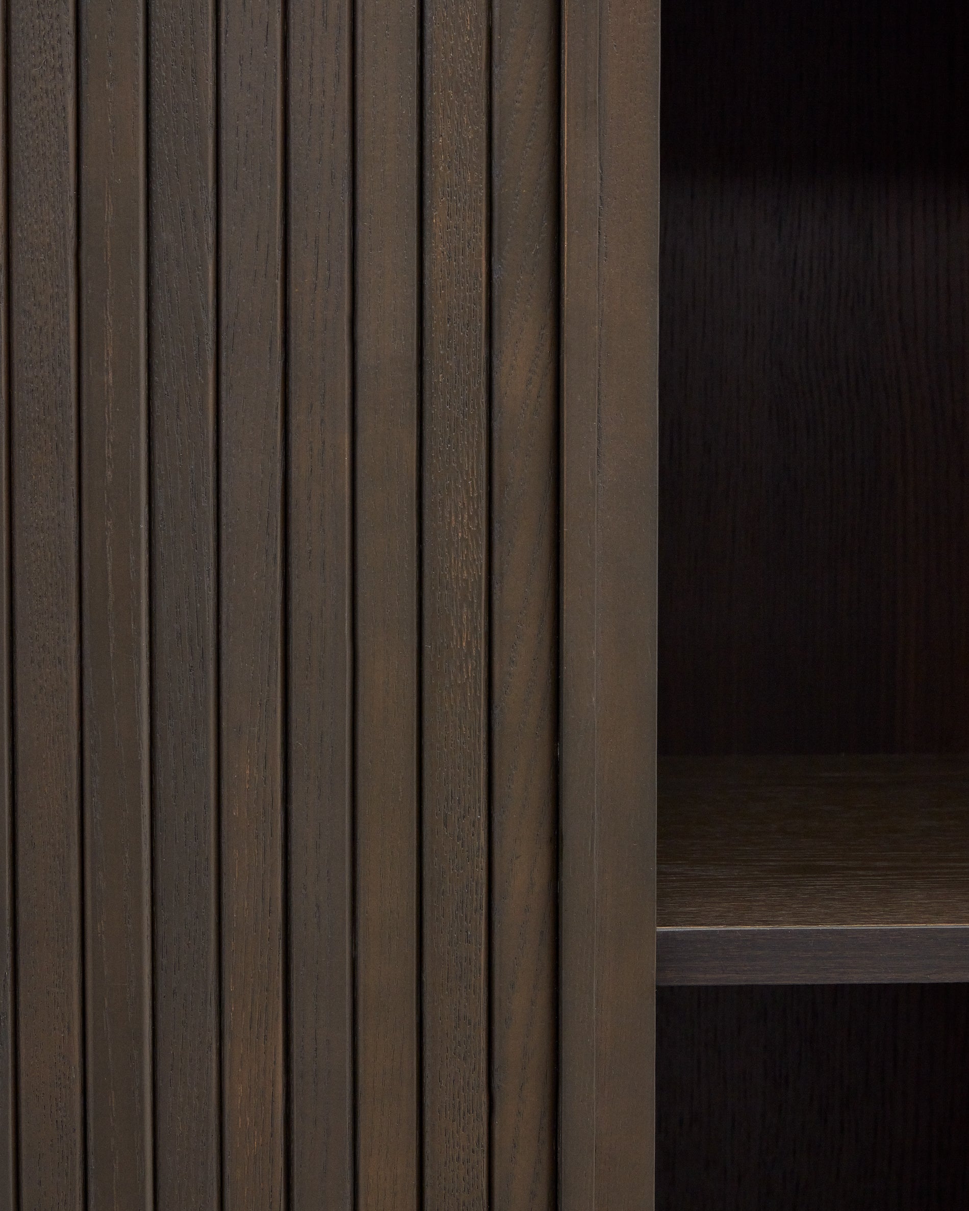 Mailen 2 door highboard in ash veneer with a dark finish 110 x 160 cm - Detail