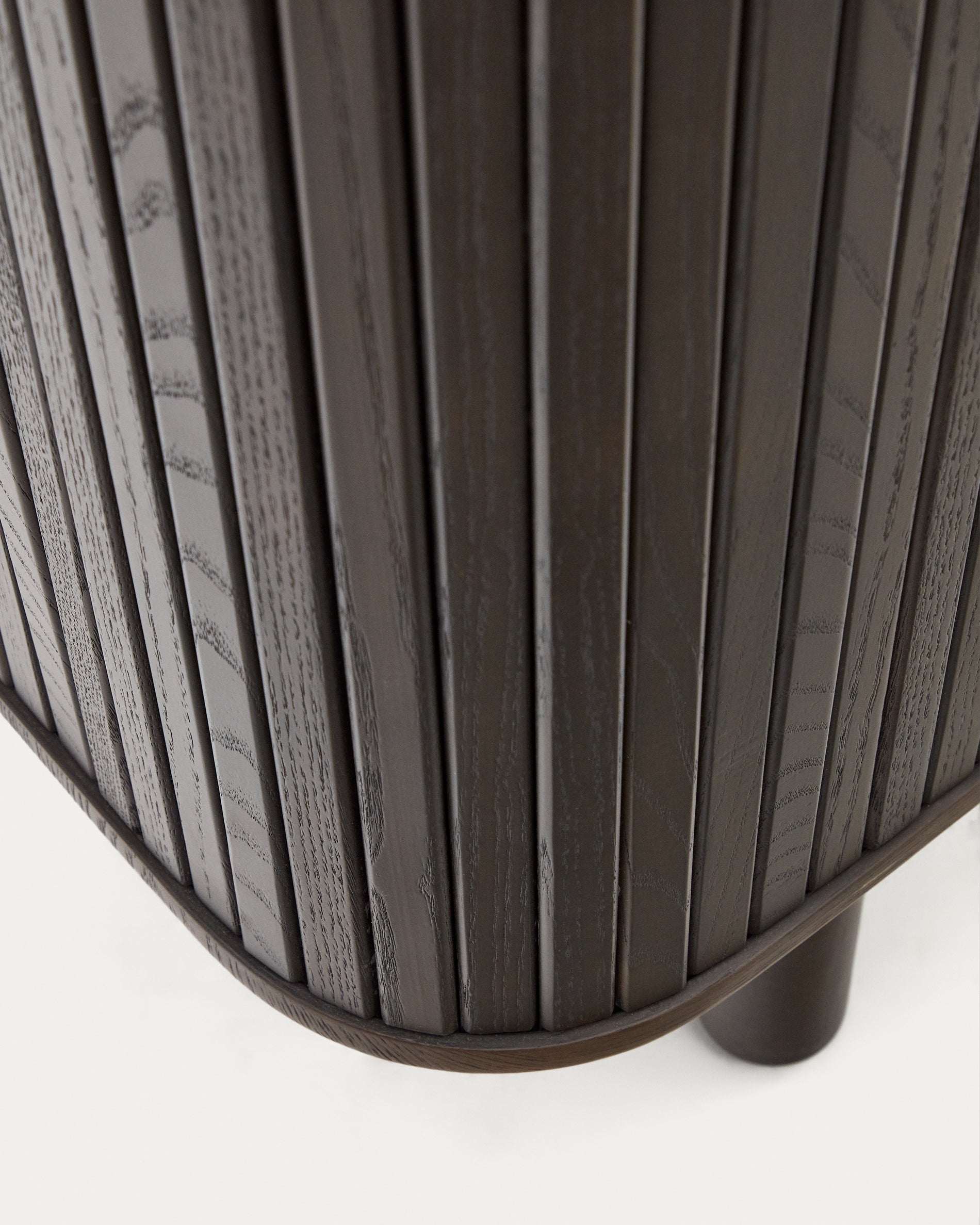 Mailen 2 door highboard in ash veneer with a dark finish 110 x 160 cm - Detail