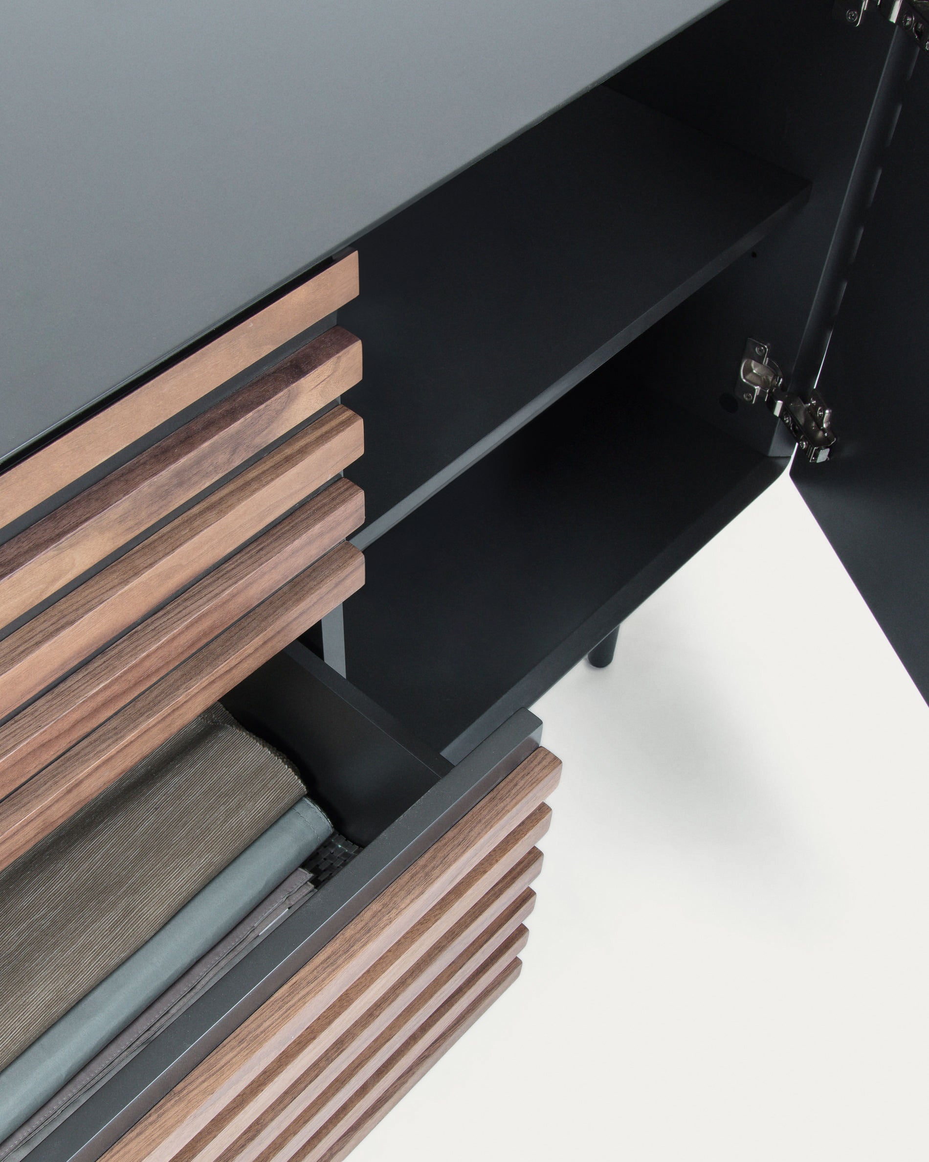 Kesia 2 door sideboard in walnut veneer with black lacquer & black steel, 162 x 74 cm - Detail