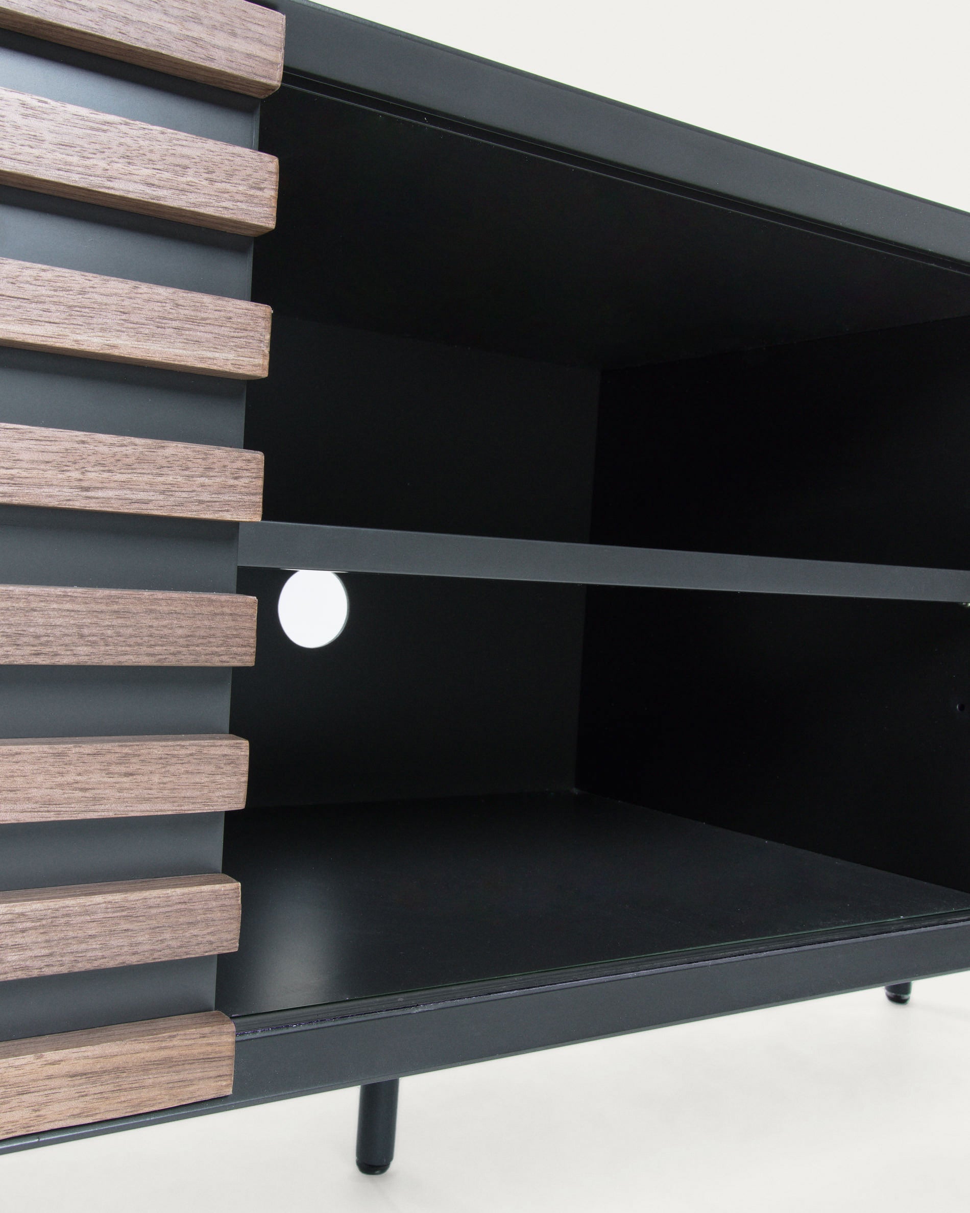 Kesia 2 door TV stand with walnut wood veneer with black lacquer & black steel, 162 x 58 cm - Detail