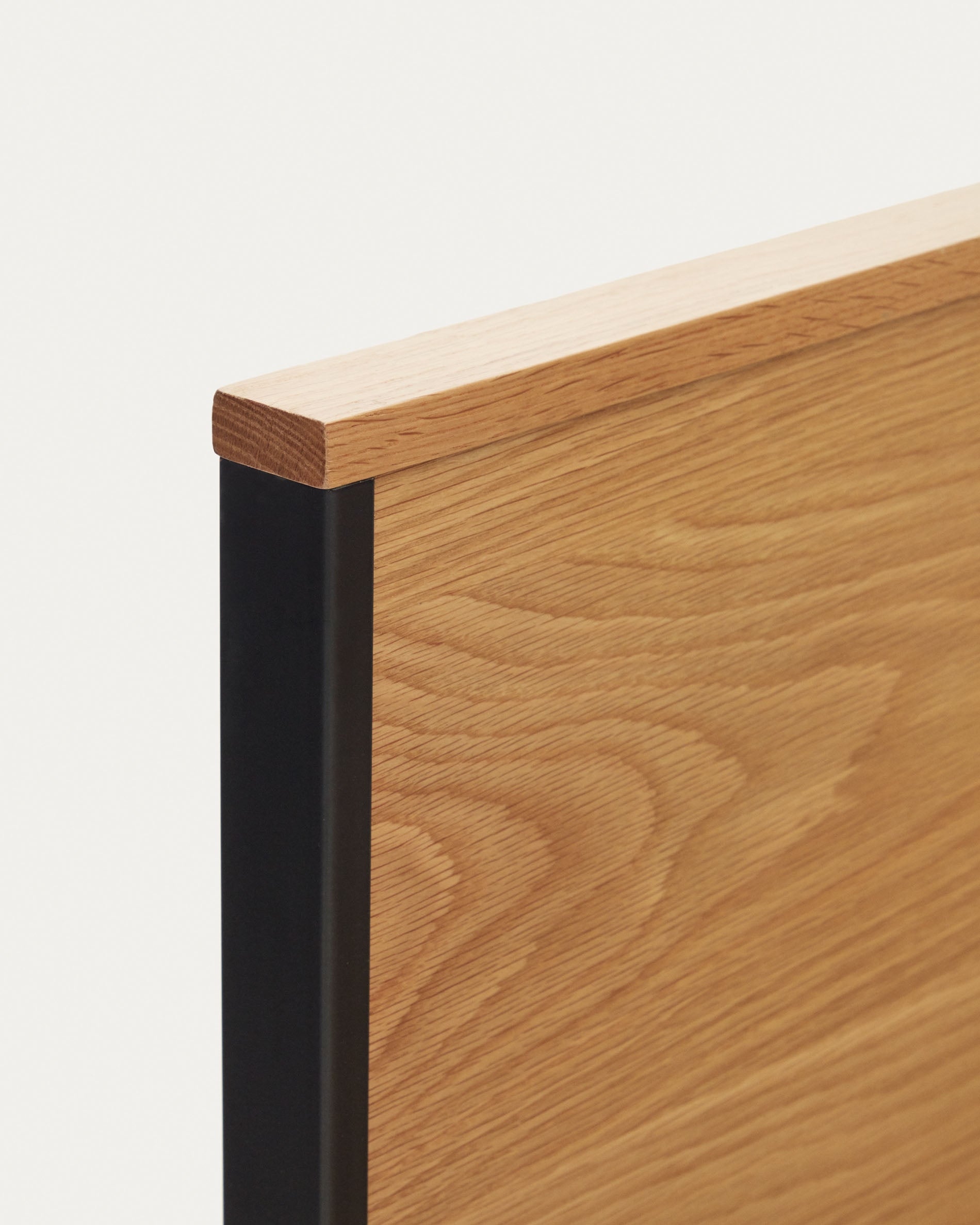 Taiana oak wood veneer bed with steel legs in a black finish, 160 x 200 cm - Detail
