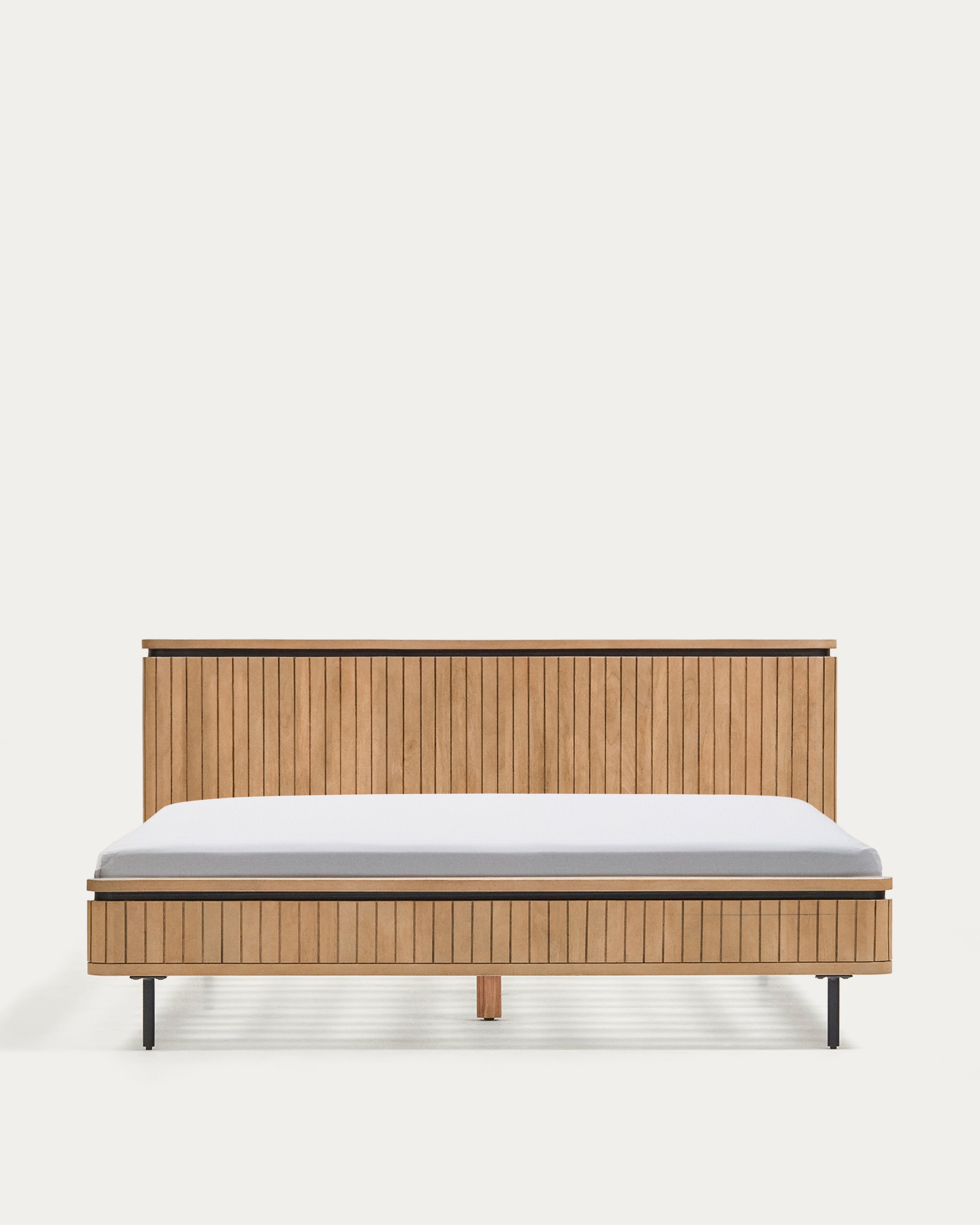 Licia bed made from solid mango wood and black painted metal, for a 160 x 200 cm mattress - Product View