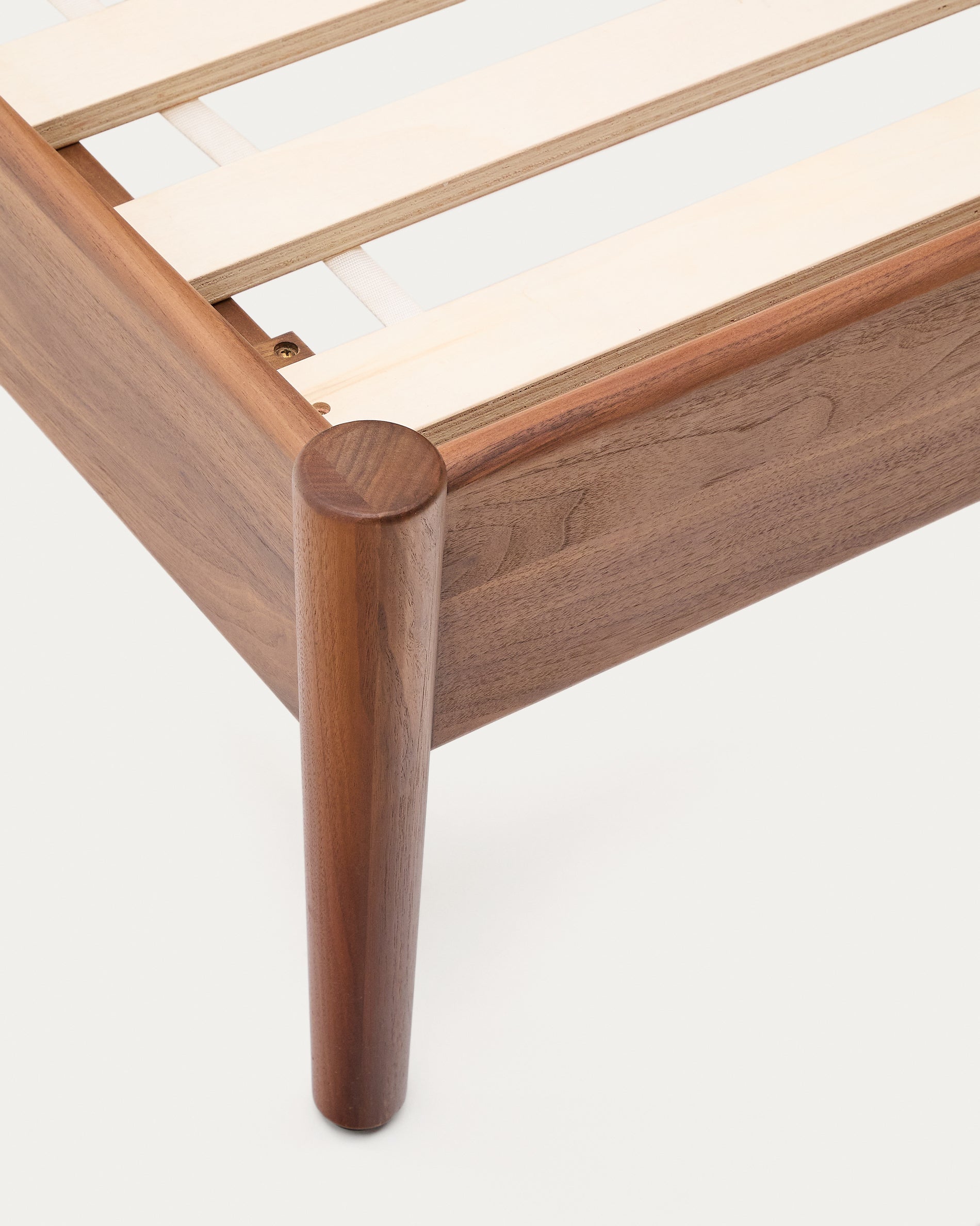 Elan bed in veneer and solid walnut wood with cord mattress 180 x 200 cm FSC Mix Credit - Detail