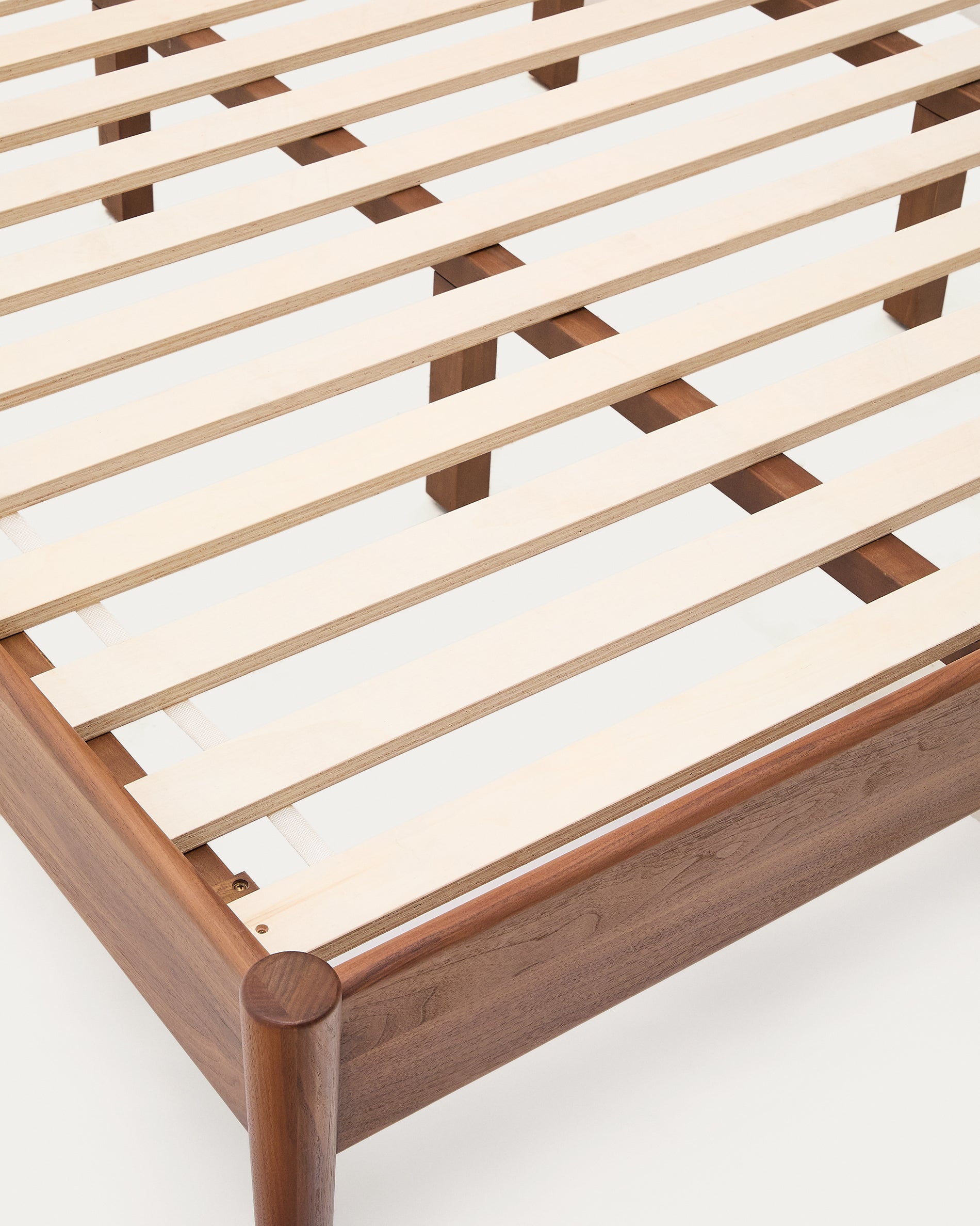 Elan bed in veneer and solid walnut wood with cord mattress 180 x 200 cm FSC Mix Credit - Detail