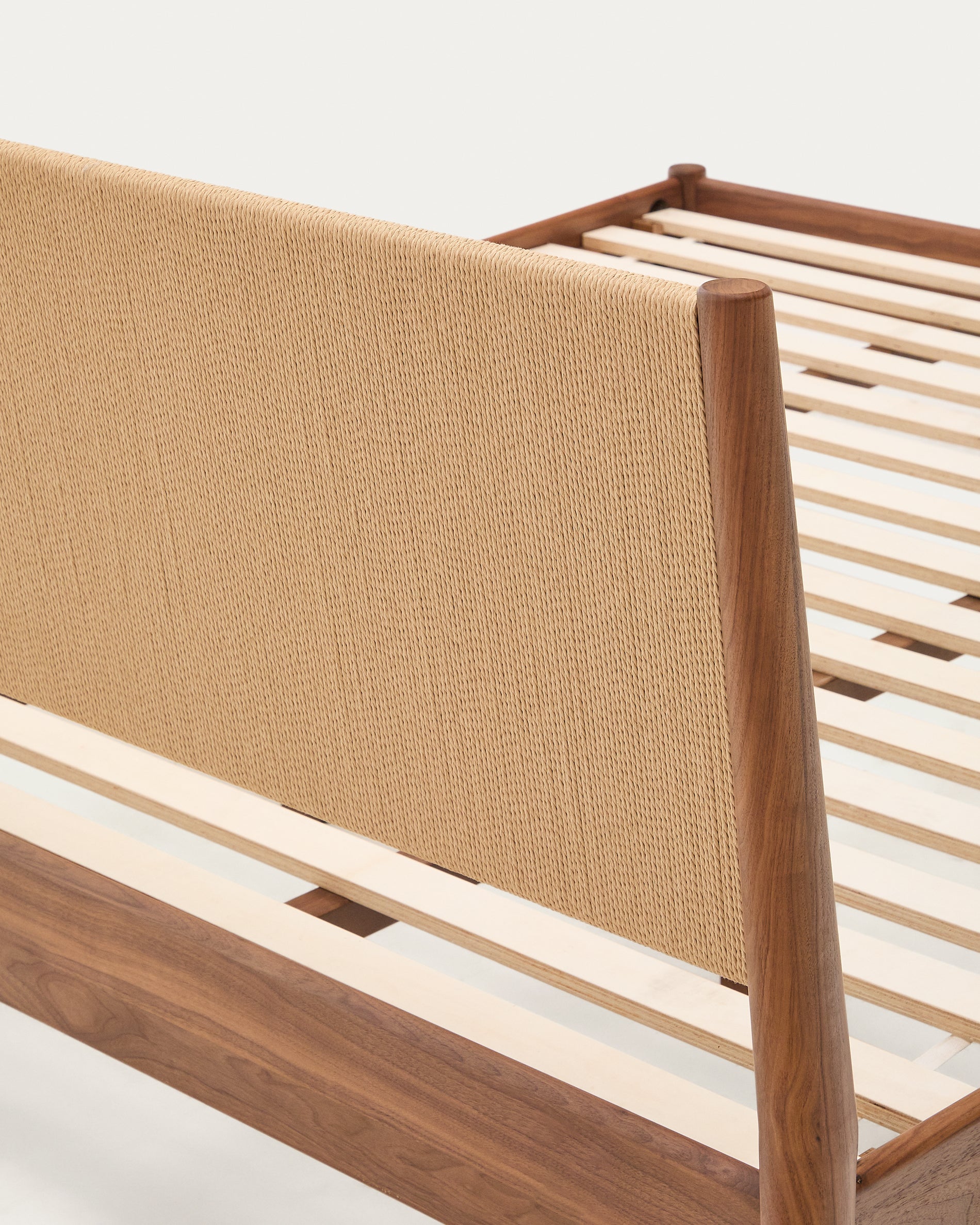 Elan bed in veneer and solid walnut wood with cord mattress 180 x 200 cm FSC Mix Credit - Detail