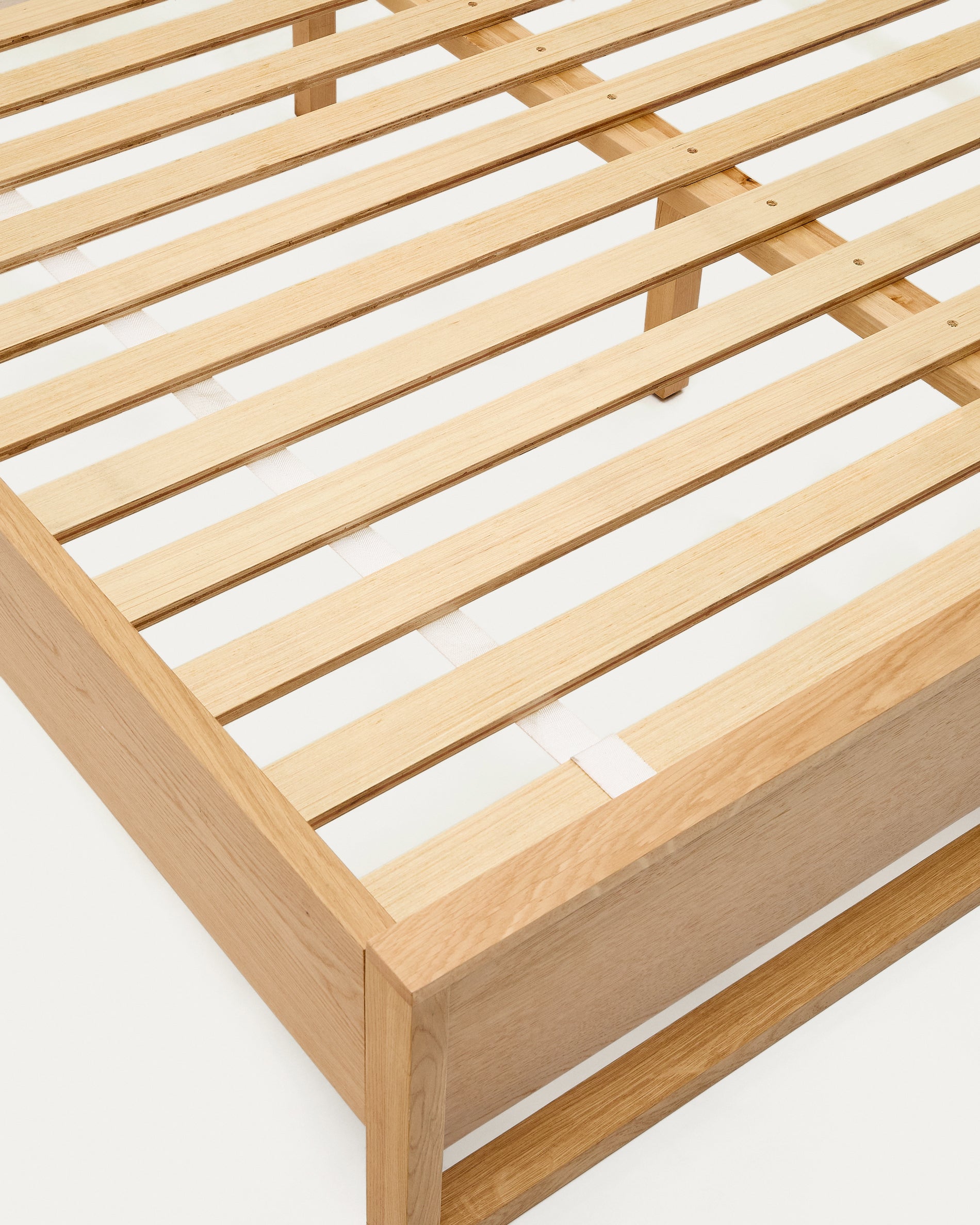 Alguema bed in oak veneer with natural finish for 180 x 200cm mattress - Detail