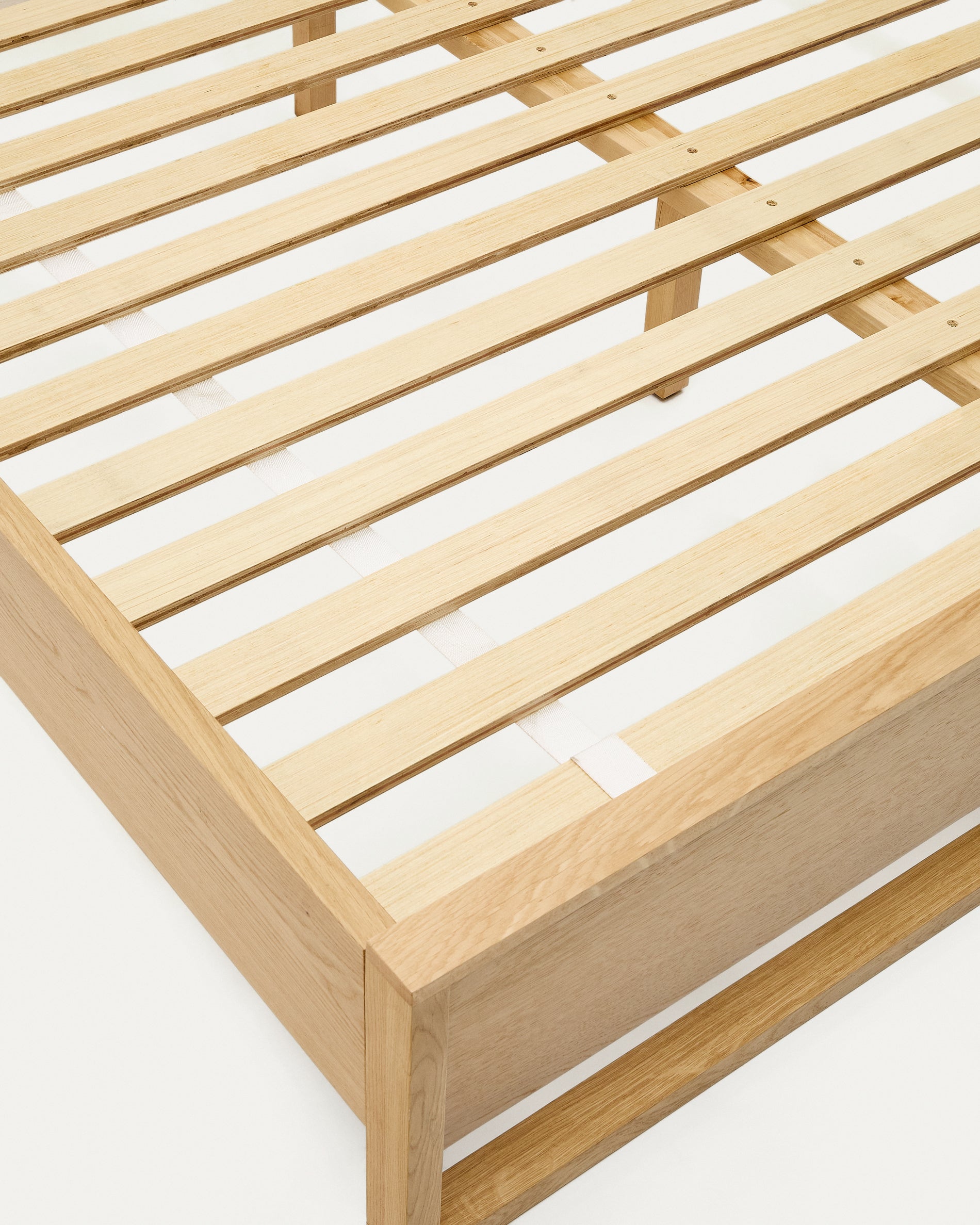 Alguema bed in oak veneer with natural finish for 90 x 190cm mattress - Detail