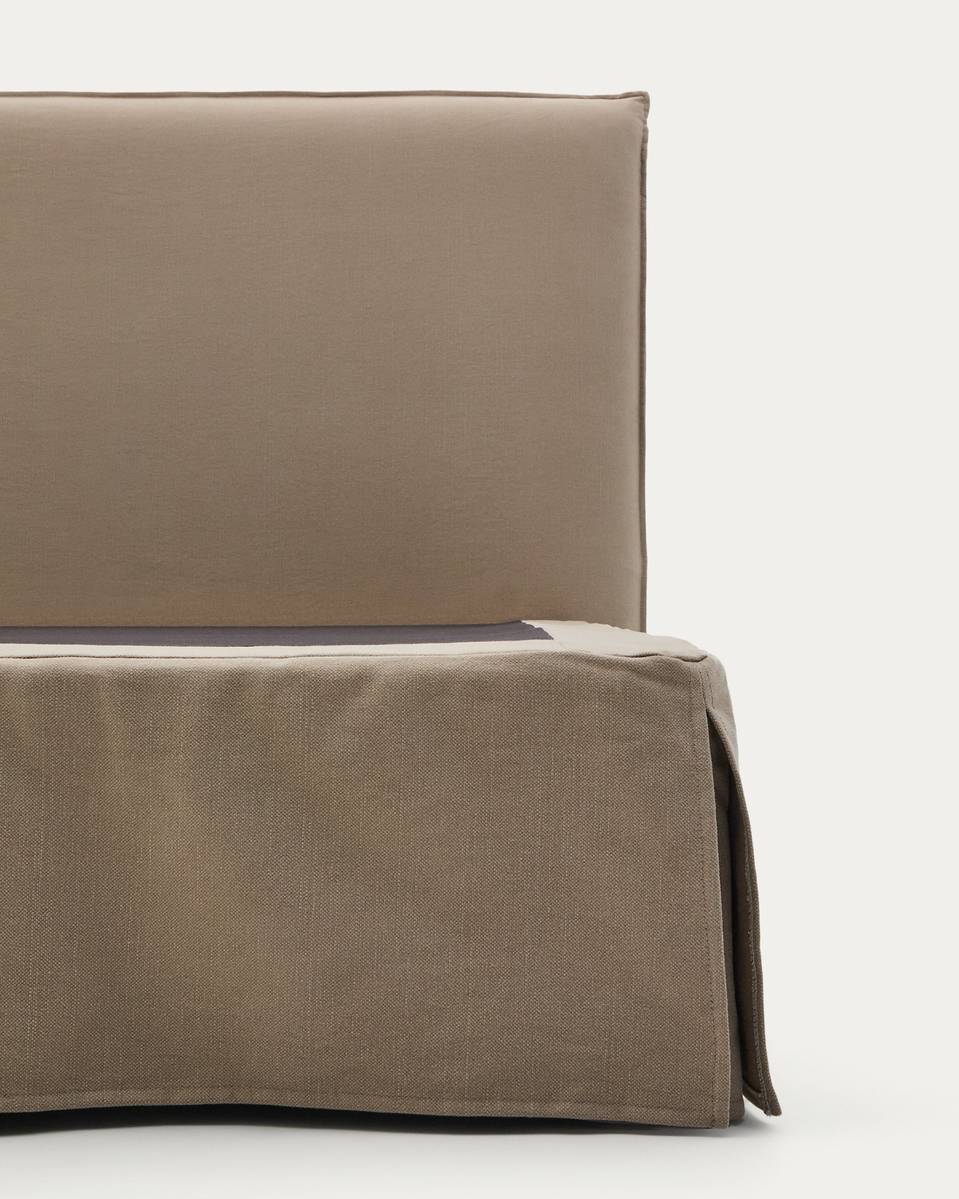 Jaira bed with removable linen and cotton cover in taupe for a 180 x 200 cm FSC Mix Credit mattress - Detail