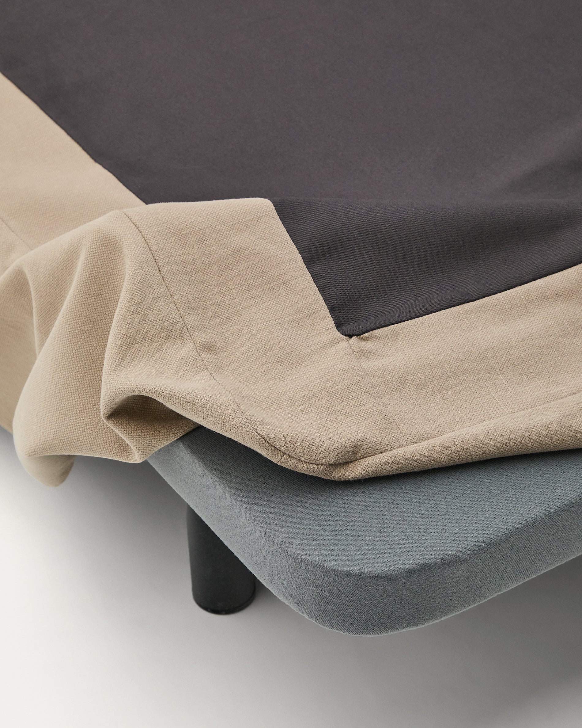 Jaira bed with removable linen and cotton cover in taupe for a 180 x 200 cm FSC Mix Credit mattress - Detail
