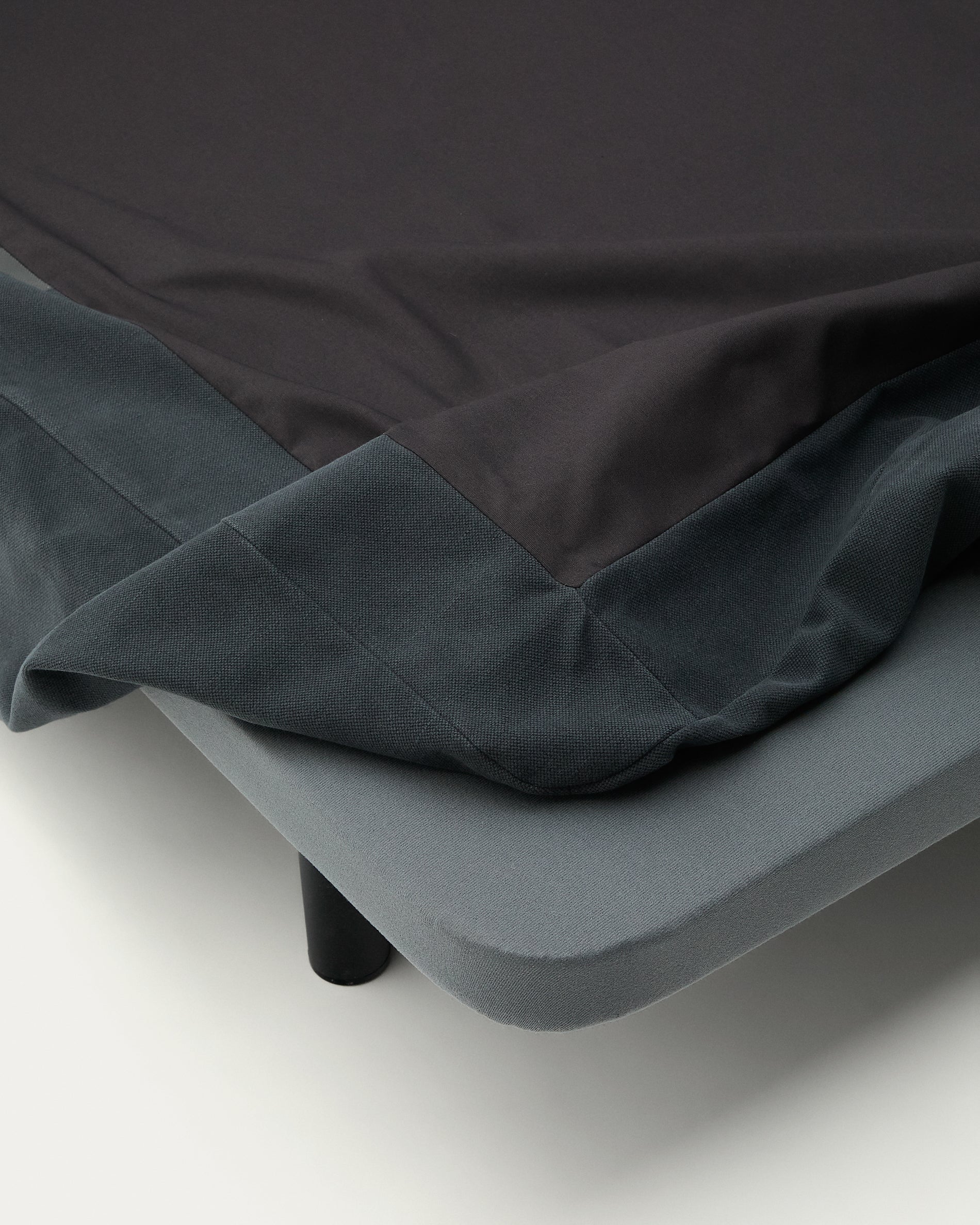 Anthracite grey linen and cotton Jaira bed base cover for a 160 x 200 cm mattress - Detail