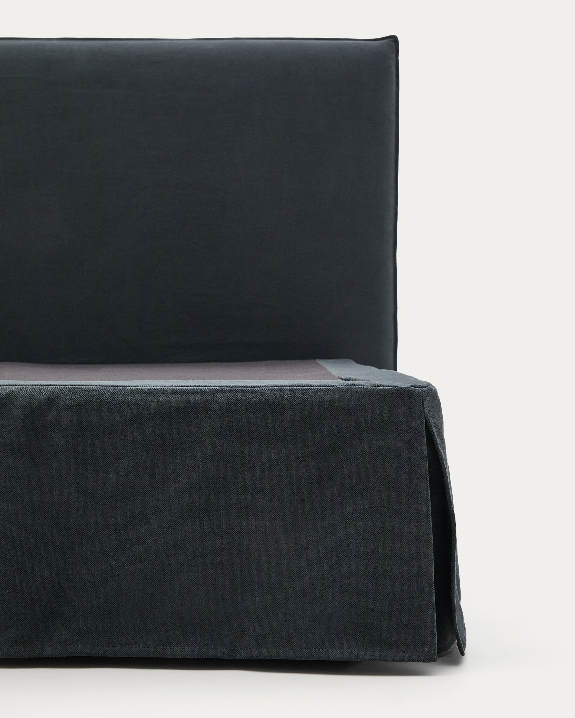 Anthracite grey linen and cotton Jaira bed base cover for a 180 x 200 cm mattress - Detail