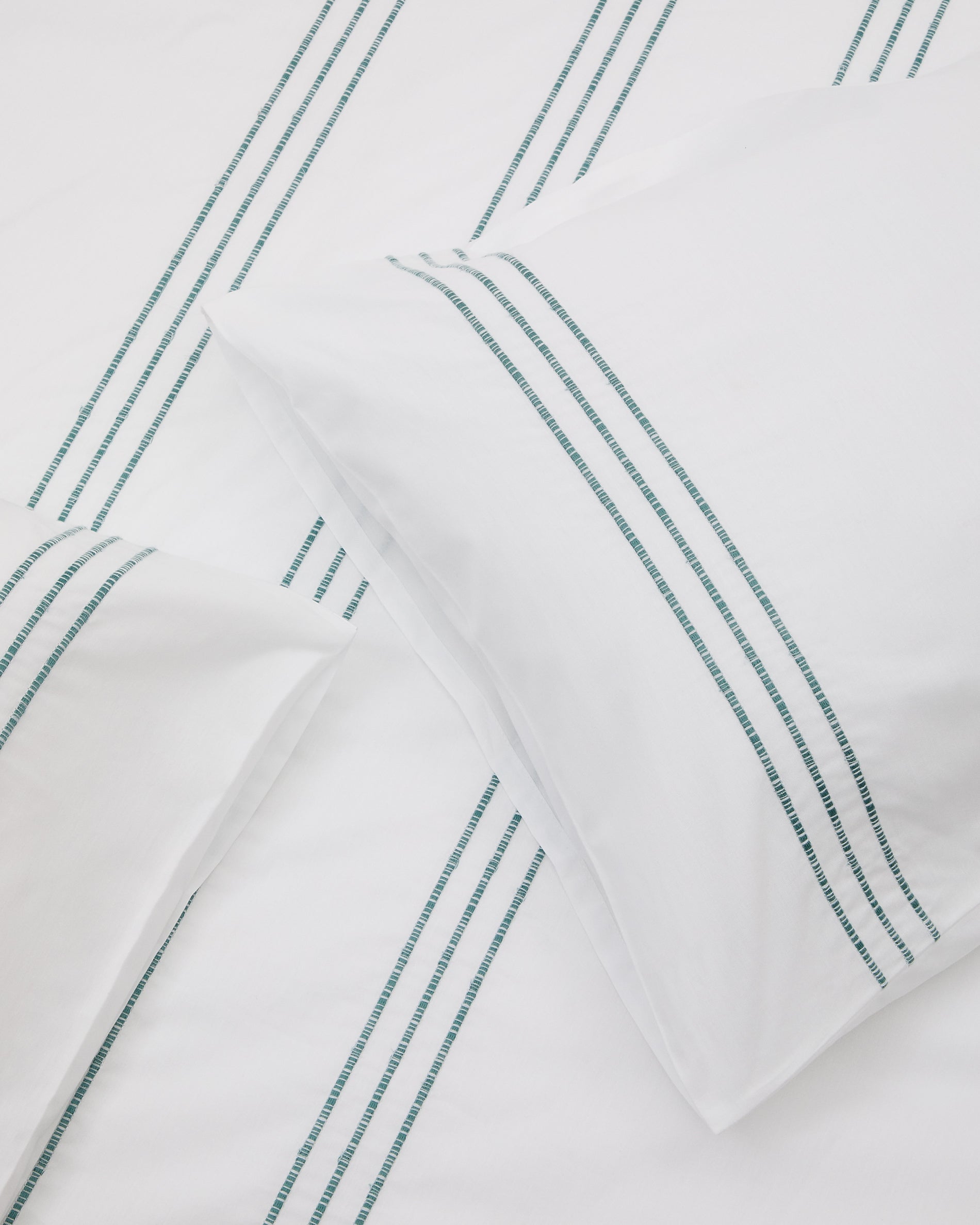 Saigan white embroidered bedspread and pillowcase set, 100% cotton percale, 180 thread count, for 180 cm bed