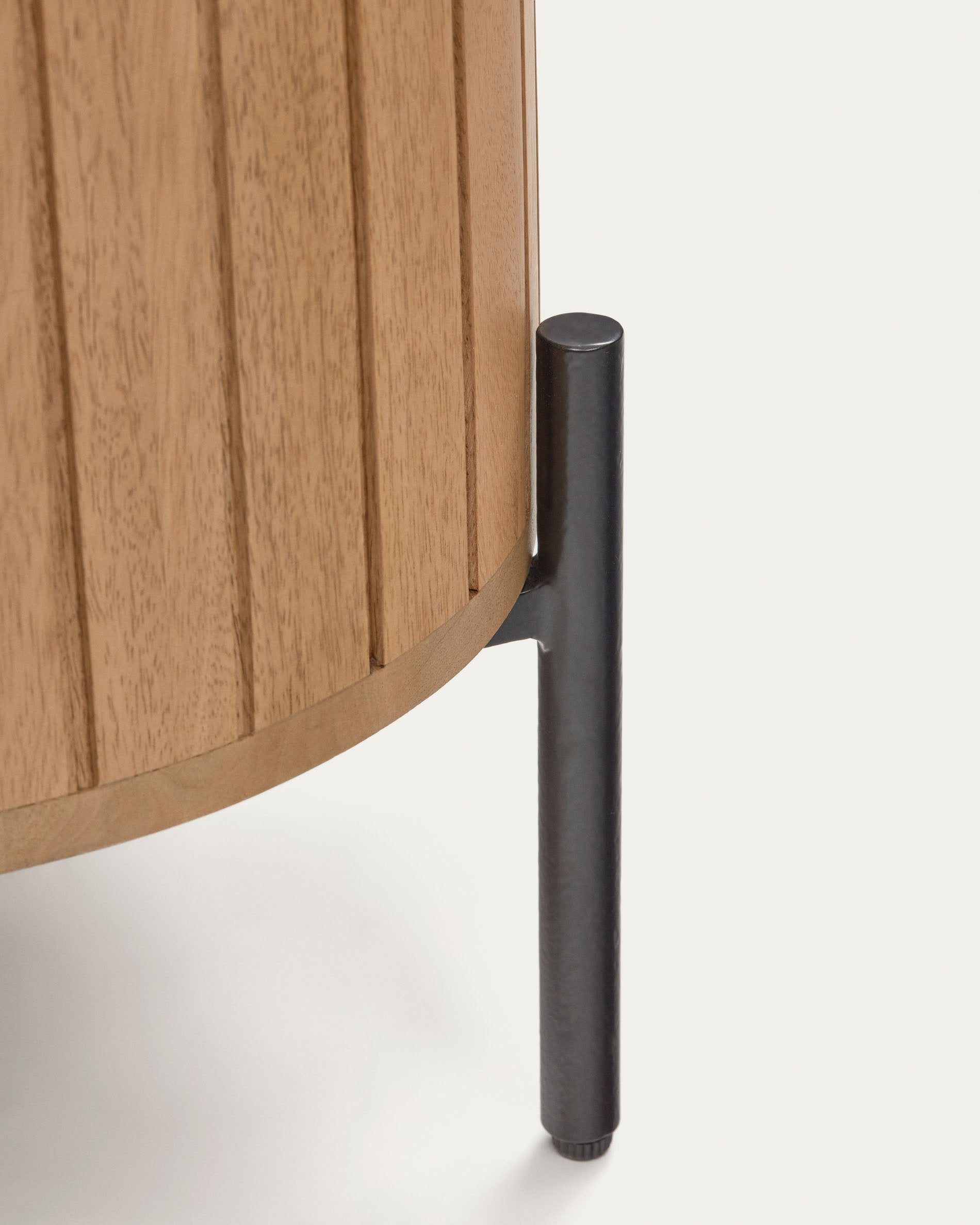 Licia mango wood bedside table with 1 door, with a natural finish and metal, 55 x 55 cm - Detail