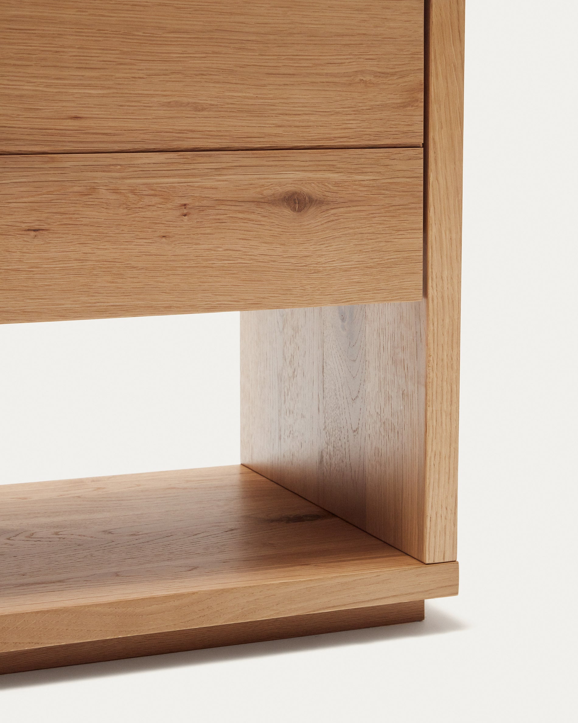 Alguema bedside table in oak wood veneer with natural finish, 60 x 50 cm - Detail