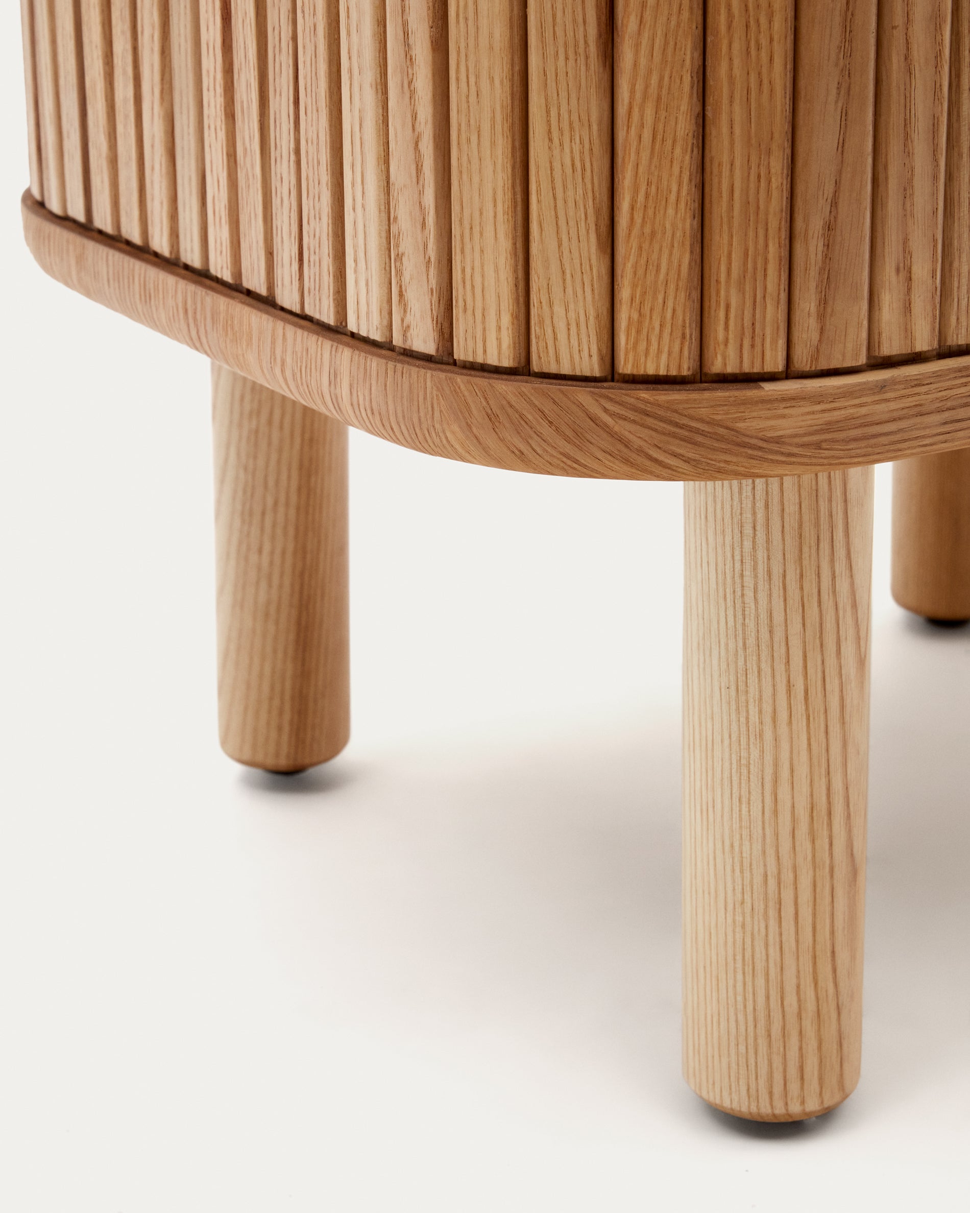 Mailen bedside table in ash veneer with a natural finish 50 x 55 cm - Detail