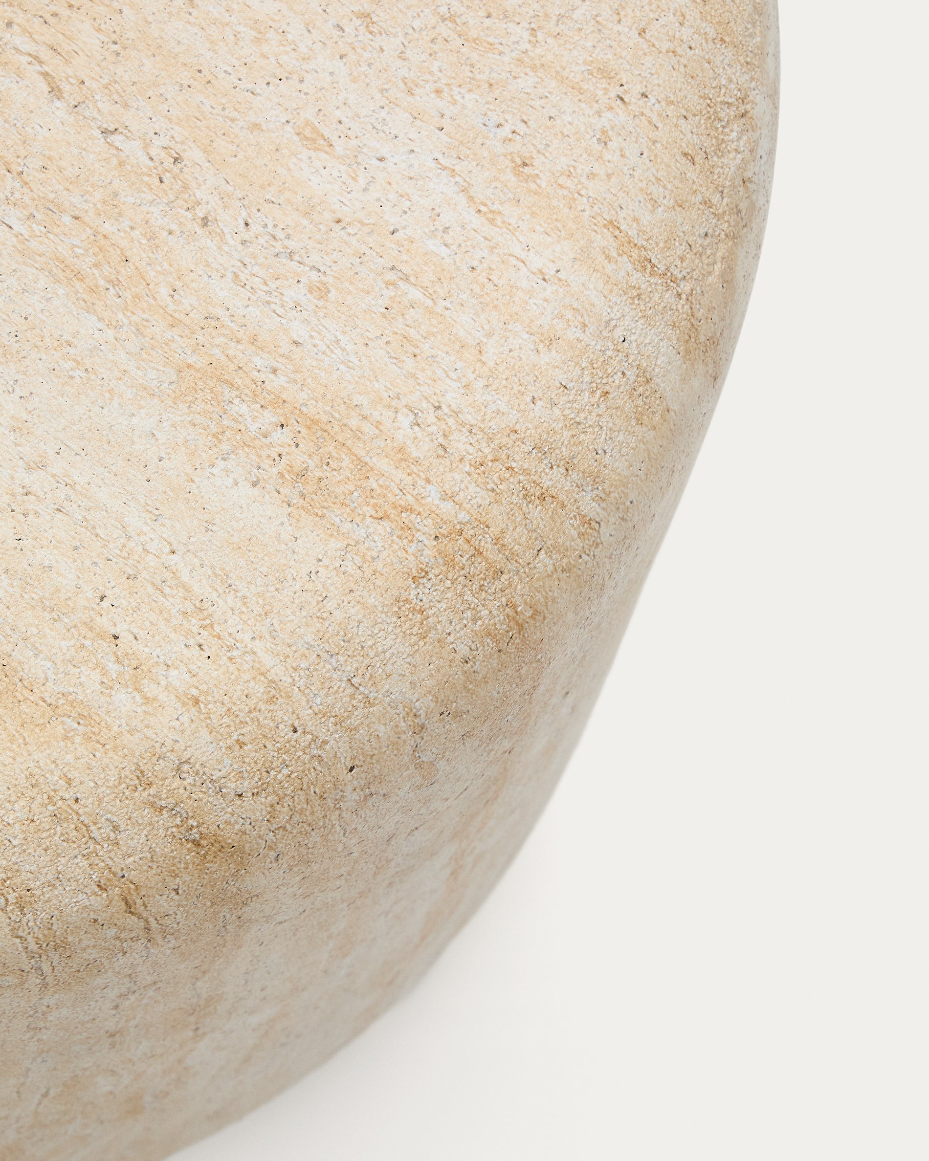 Drasi cement side table with travertine-effect finish Ø60cm - Detail