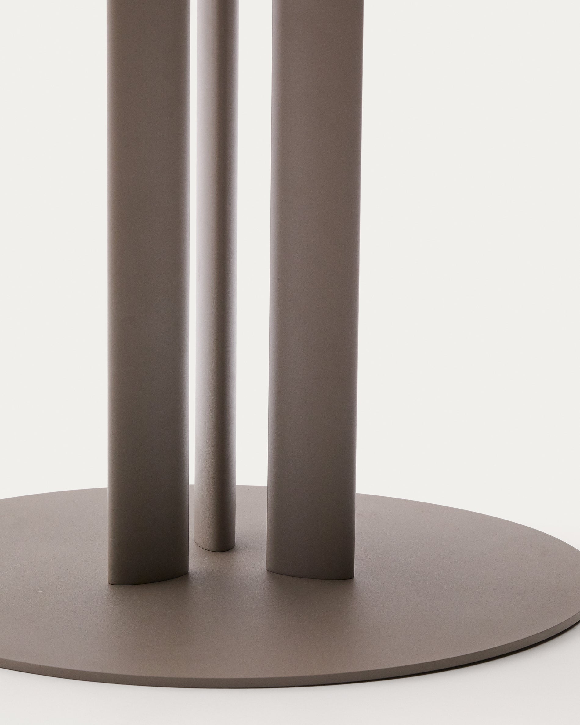 Sedalis round outdoor table made of steel, with off-white aluminum top, Ø80cm