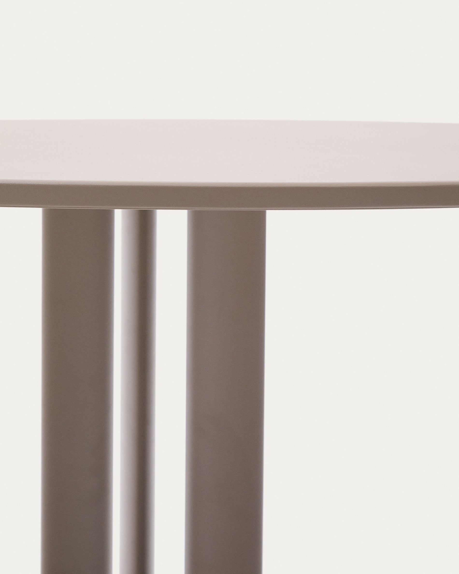 Sedalis round outdoor table made of steel, with off-white aluminum top, Ø80cm