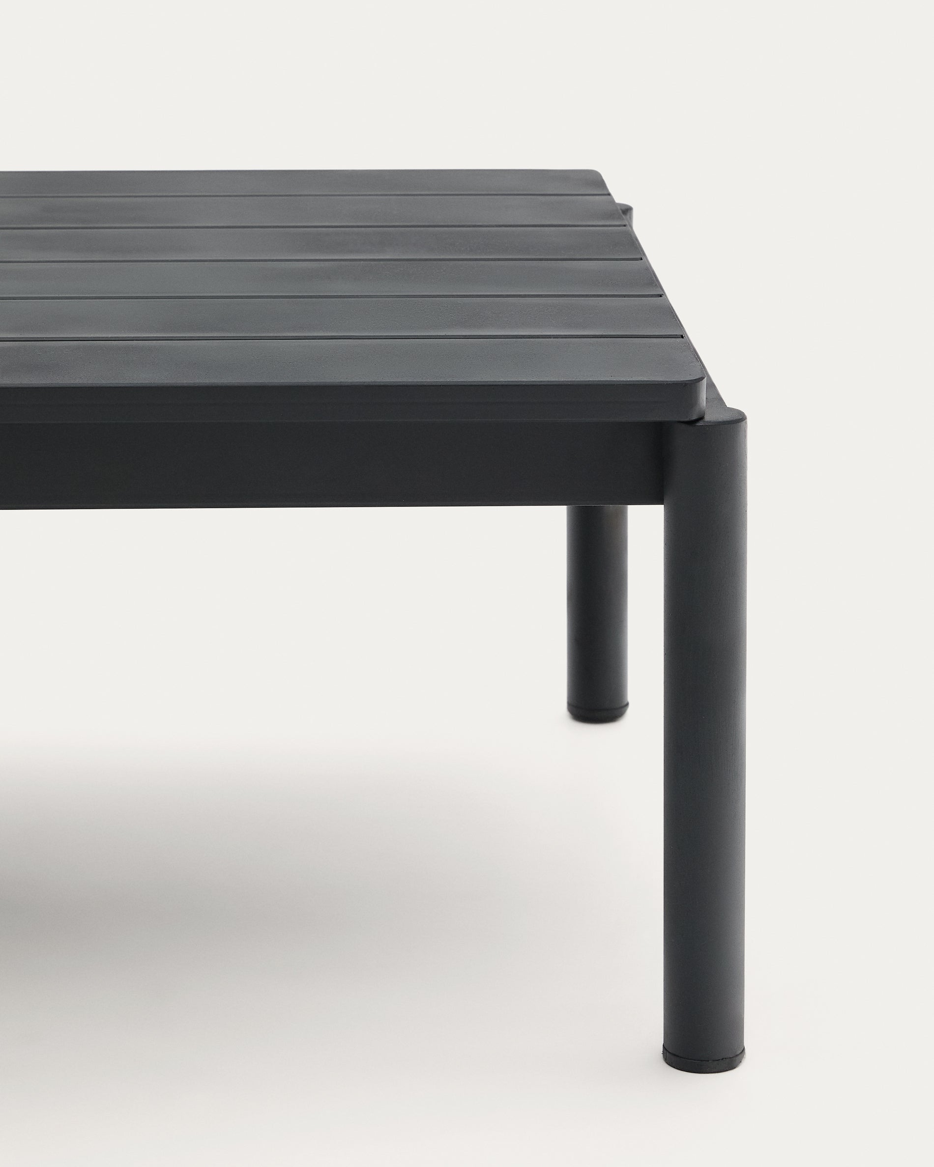 Sorells coffee table in grey aluminum 63 x 144,6 cm - Detail