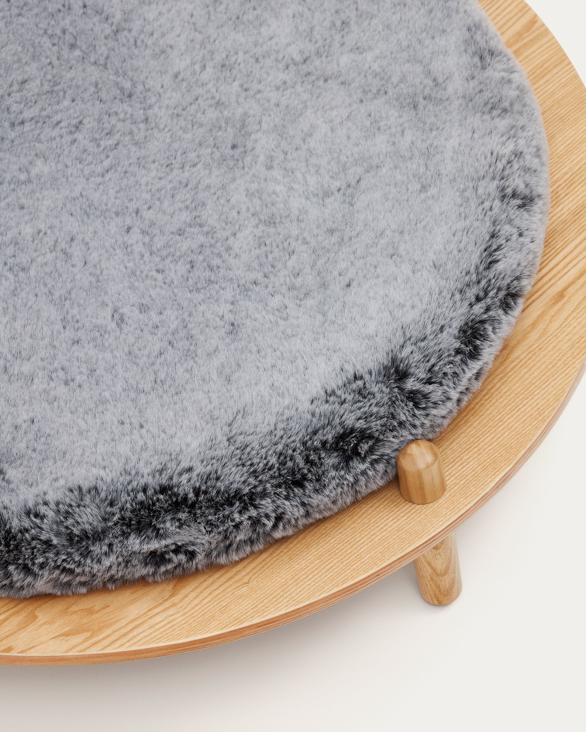 Bunola bed for pets made of ash plywood and cushion in grey fur, Ø 70 cm - Detail