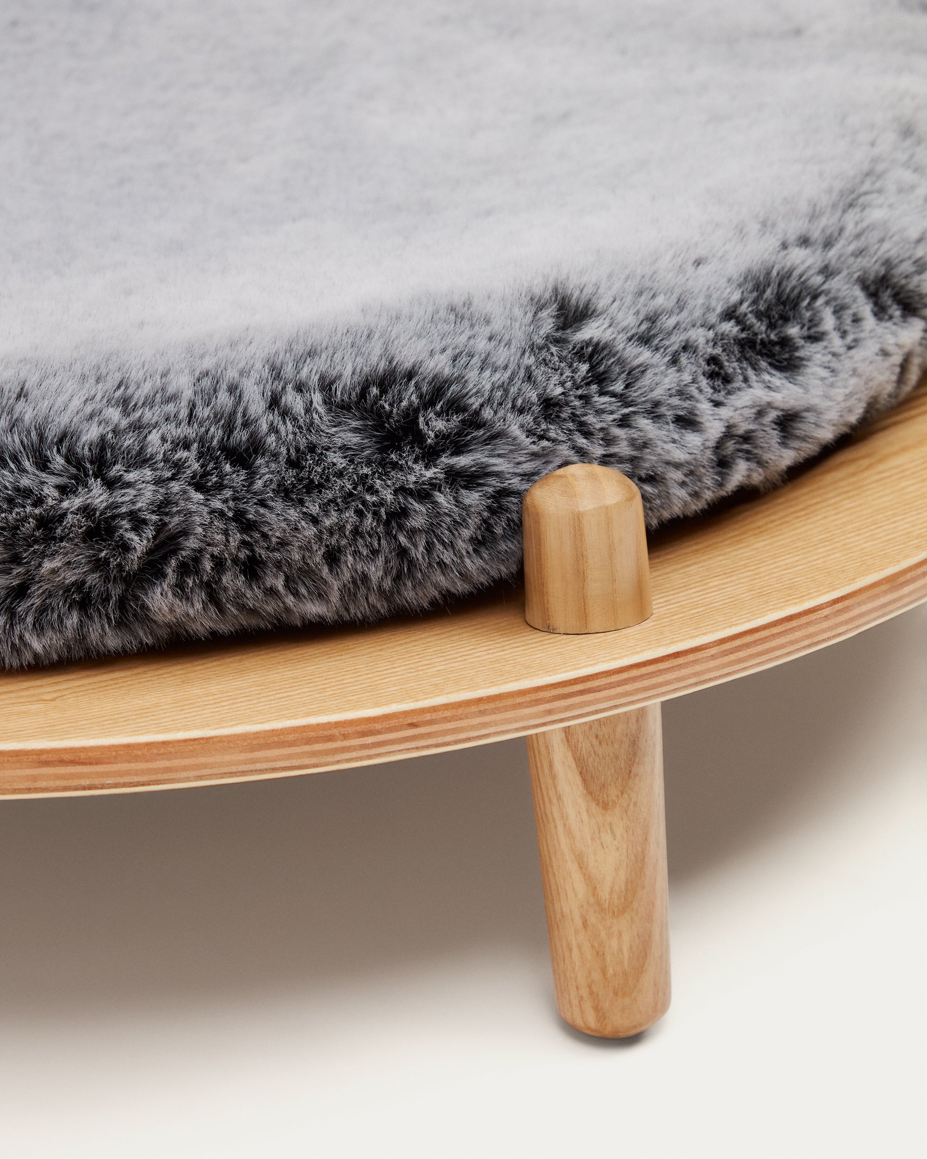 Bunola bed for pets made of ash plywood and cushion in grey fur, Ø 70 cm - Detail