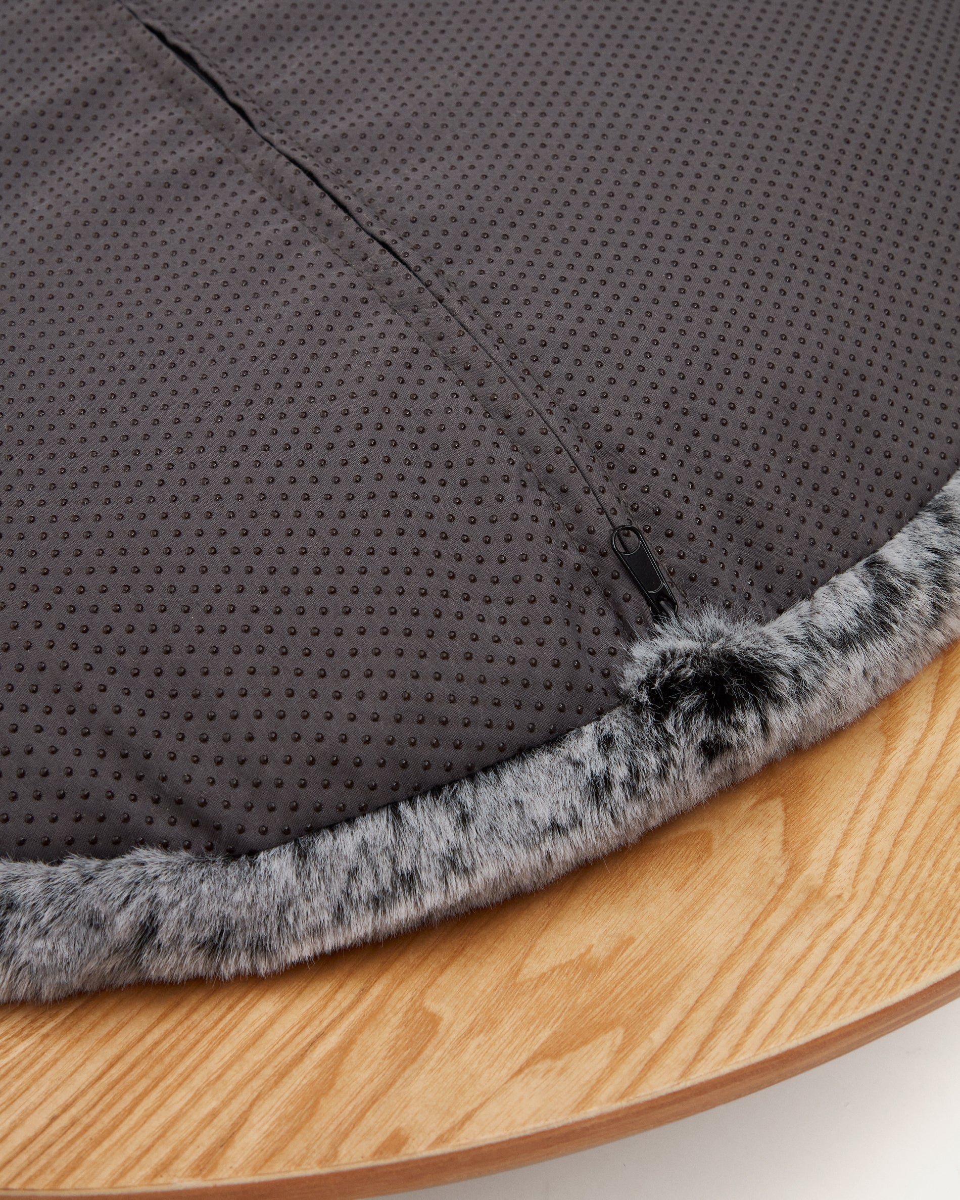 Bunola bed for pets made of ash plywood and cushion in grey fur, Ø 70 cm - Detail