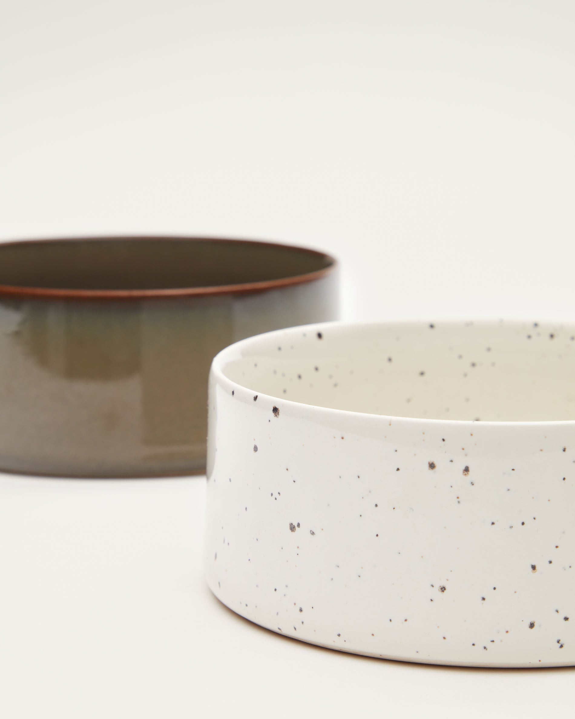 Dumbi set of 2 pet food and water bowls in white and brown Ø 14 cm - Detail
