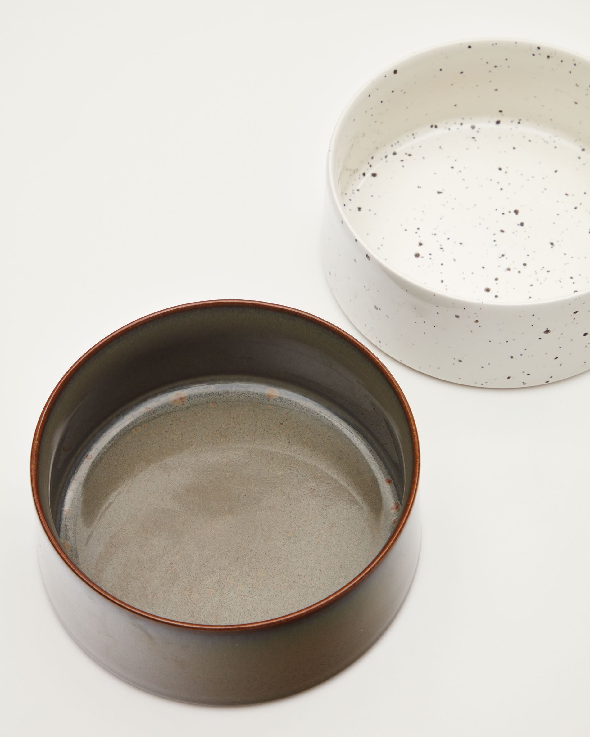 Dumbi set of 2 pet food and water bowls in white and brown Ø 14 cm - Detail