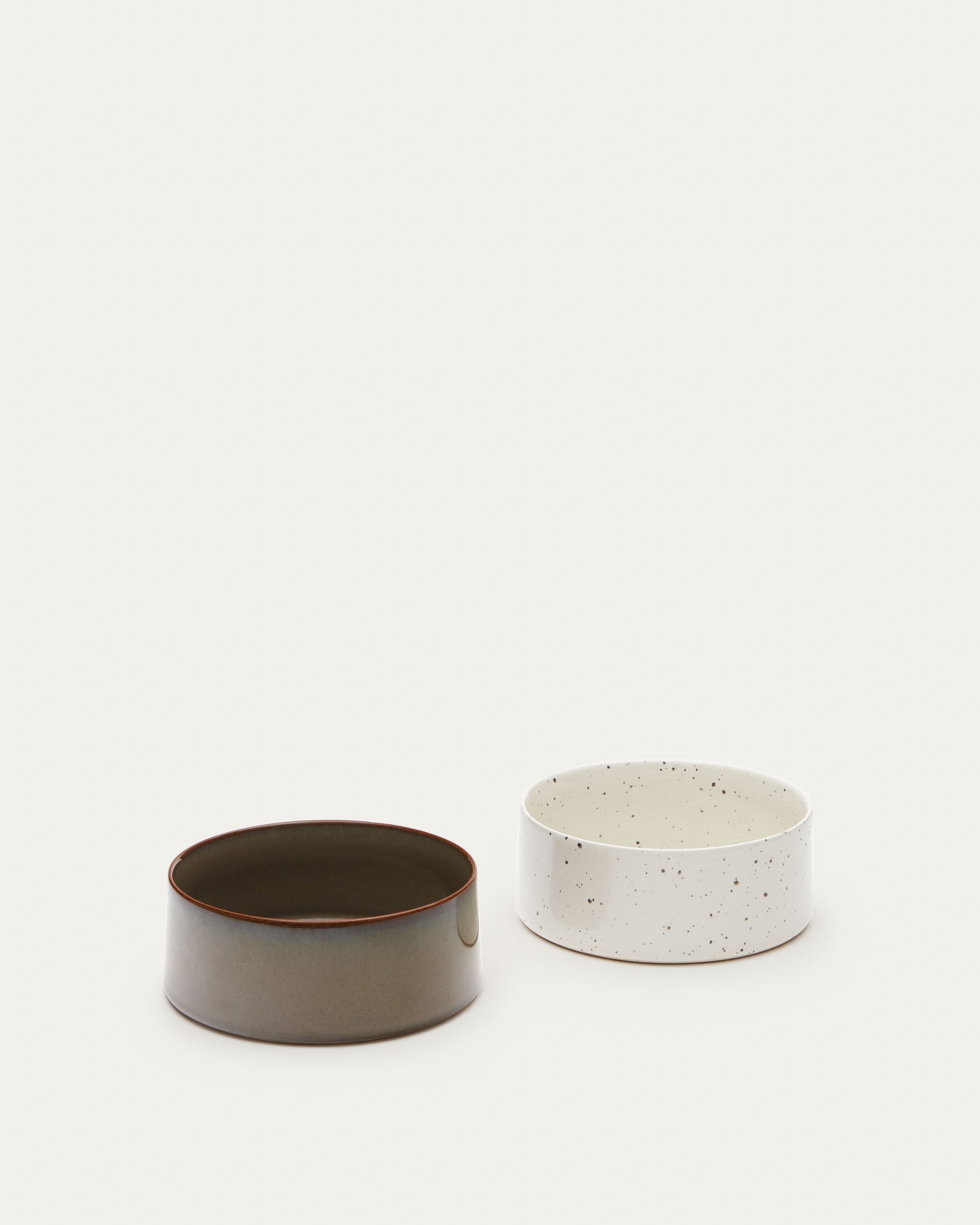 Dumbi set of 2 pet food and water bowls in white and brown Ø 14 cm - Product View