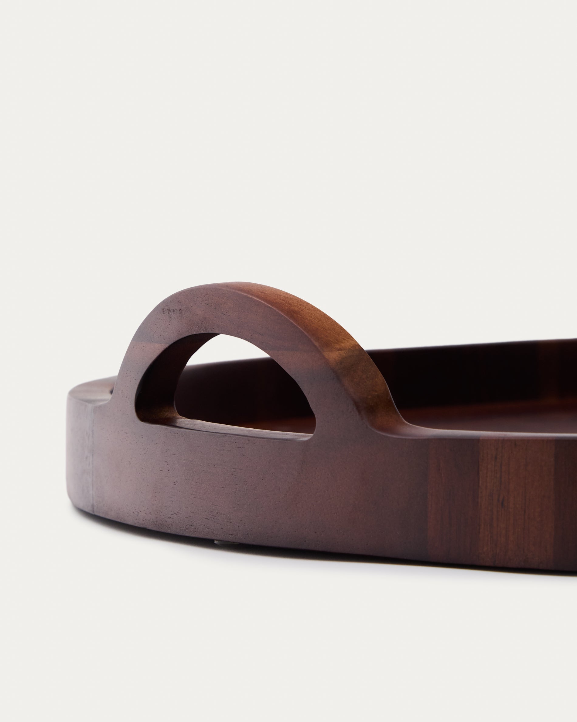 Zoa tray made of acacia wood in a dark finish FSC 100% Ø50 cm - Detail