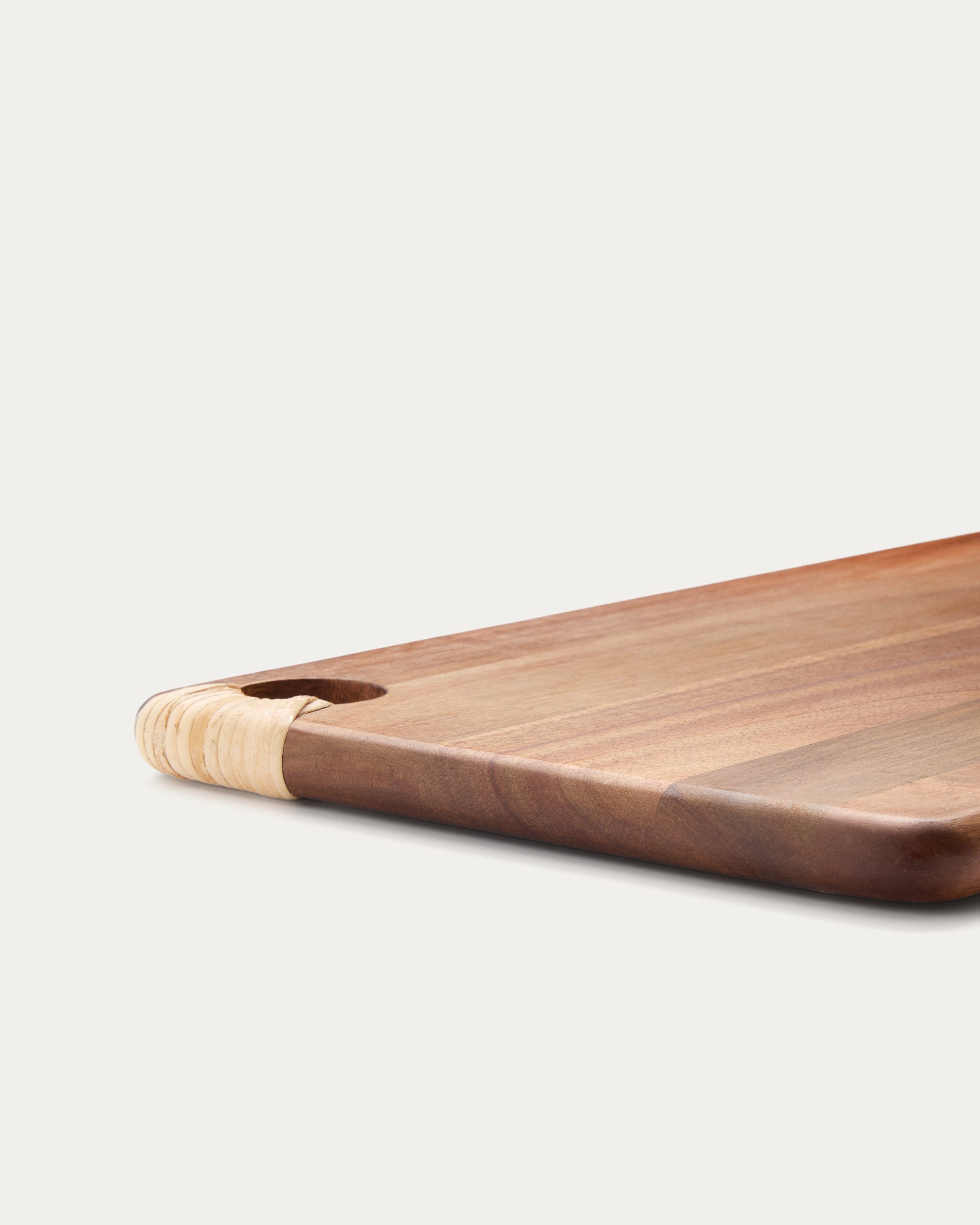 Sardis serving board in FSC 100% acacia wood and rattan 35 x 20 cm - Detail