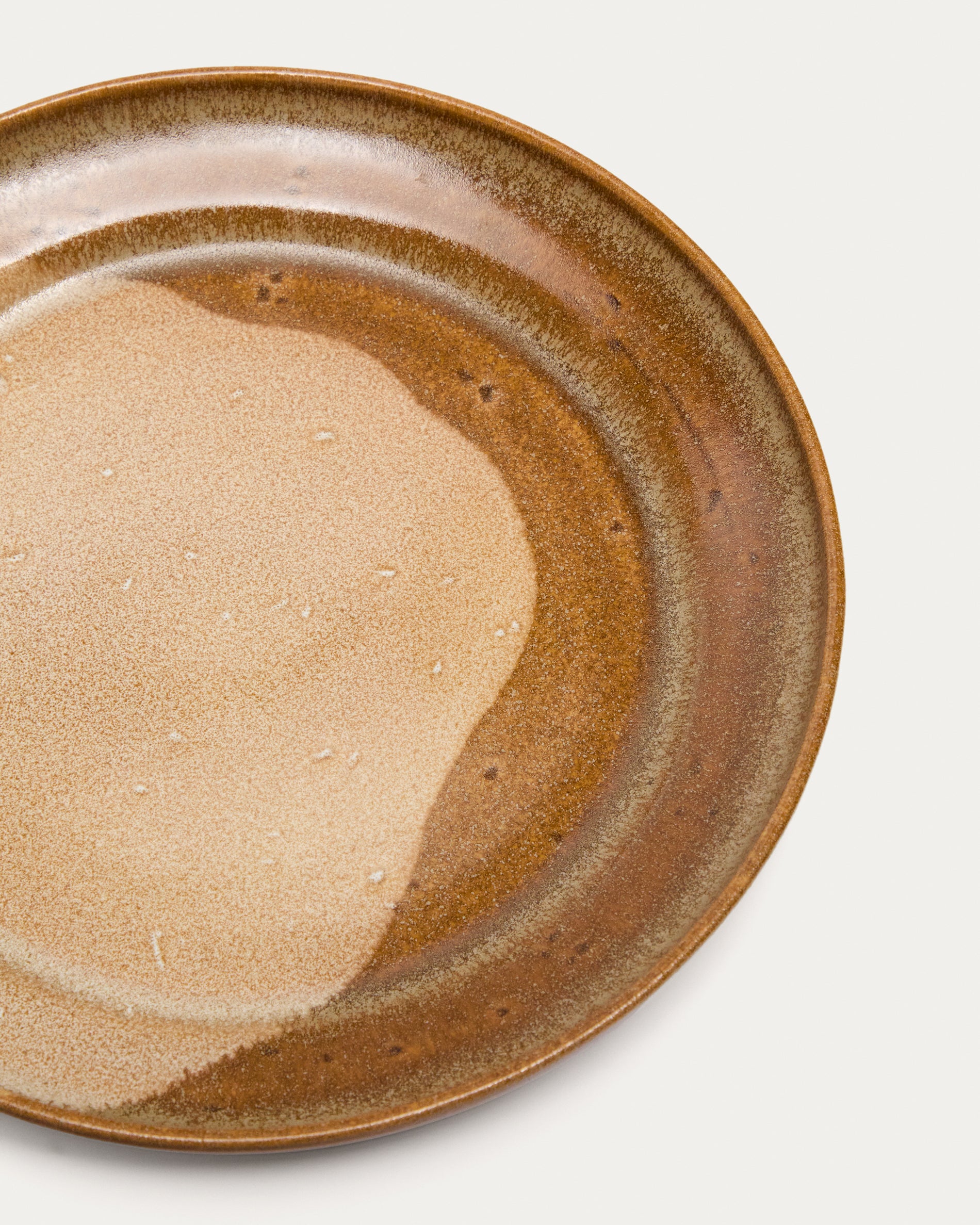 Brown ceramic Nagoli flat plate - Detail