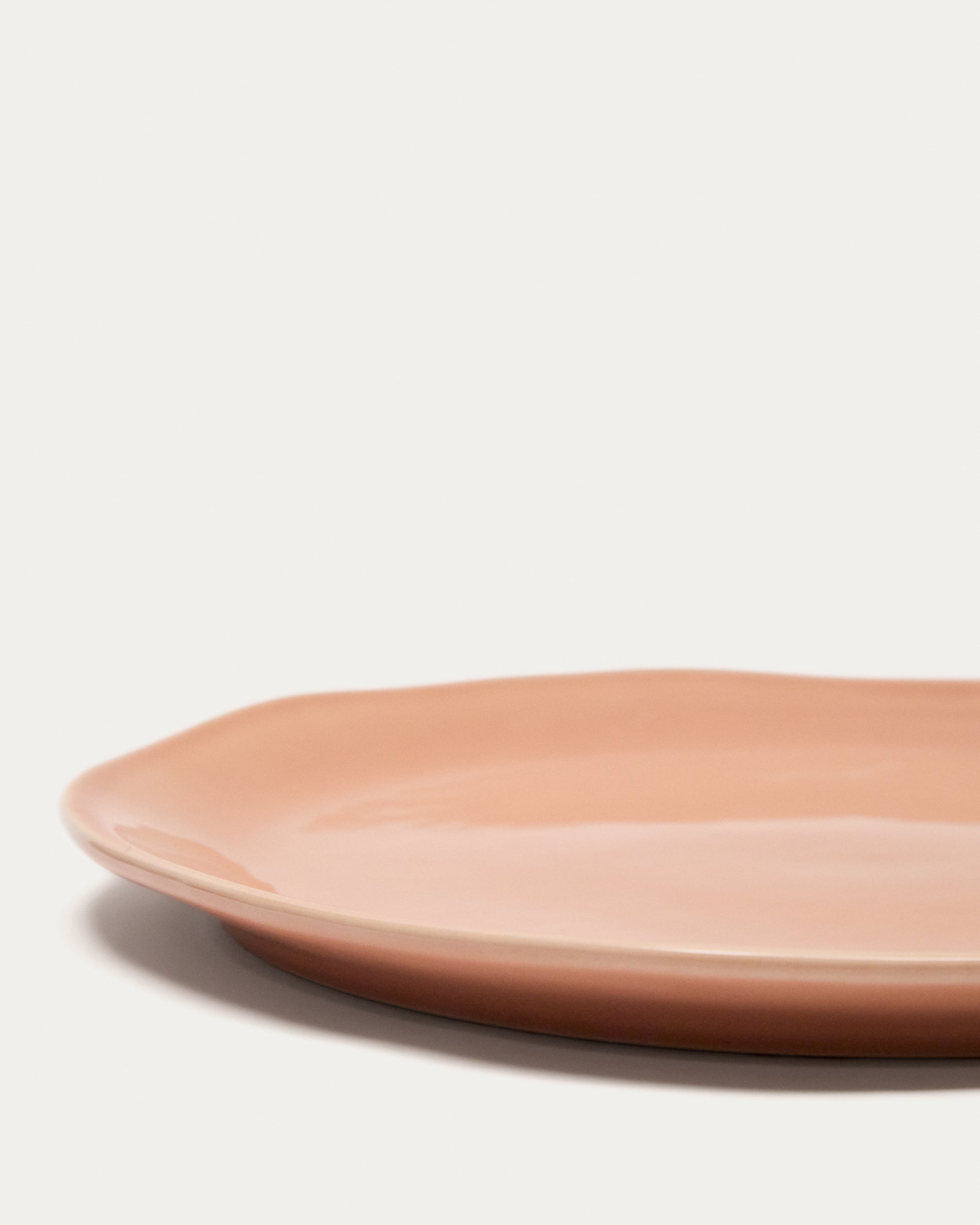 Pink ceramic Tiraya flat plate - Detail