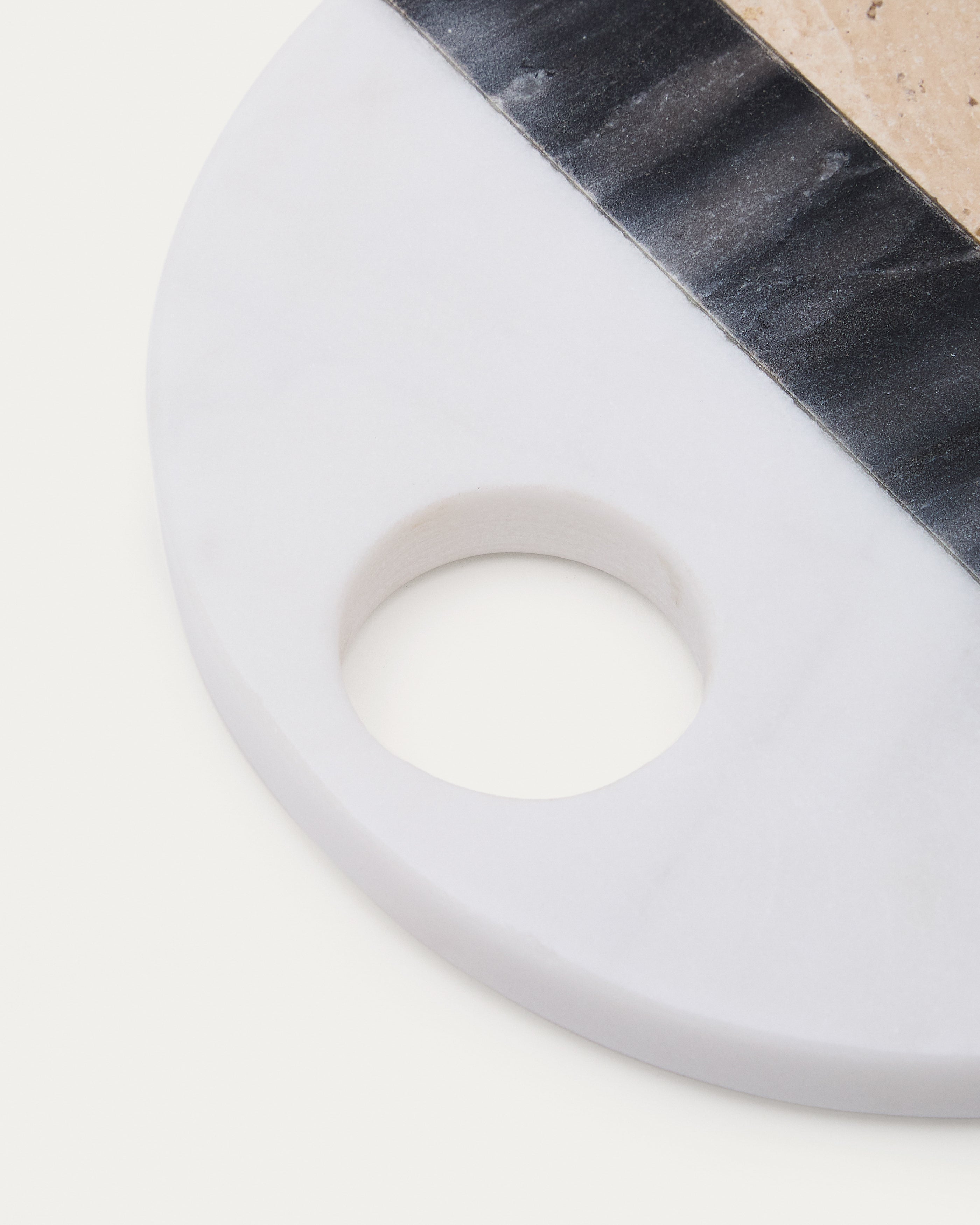 Nivol round serving board in black and white marble and travertine - Detail