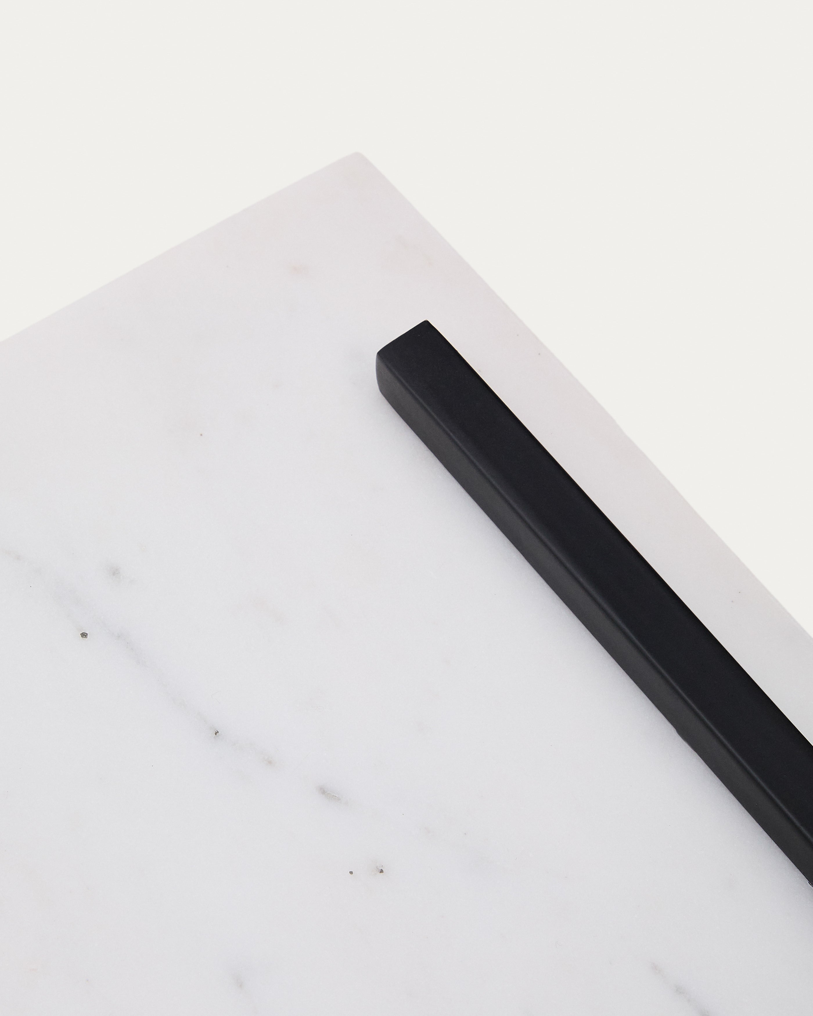 Vira serving board in white marble and black metal - Detail
