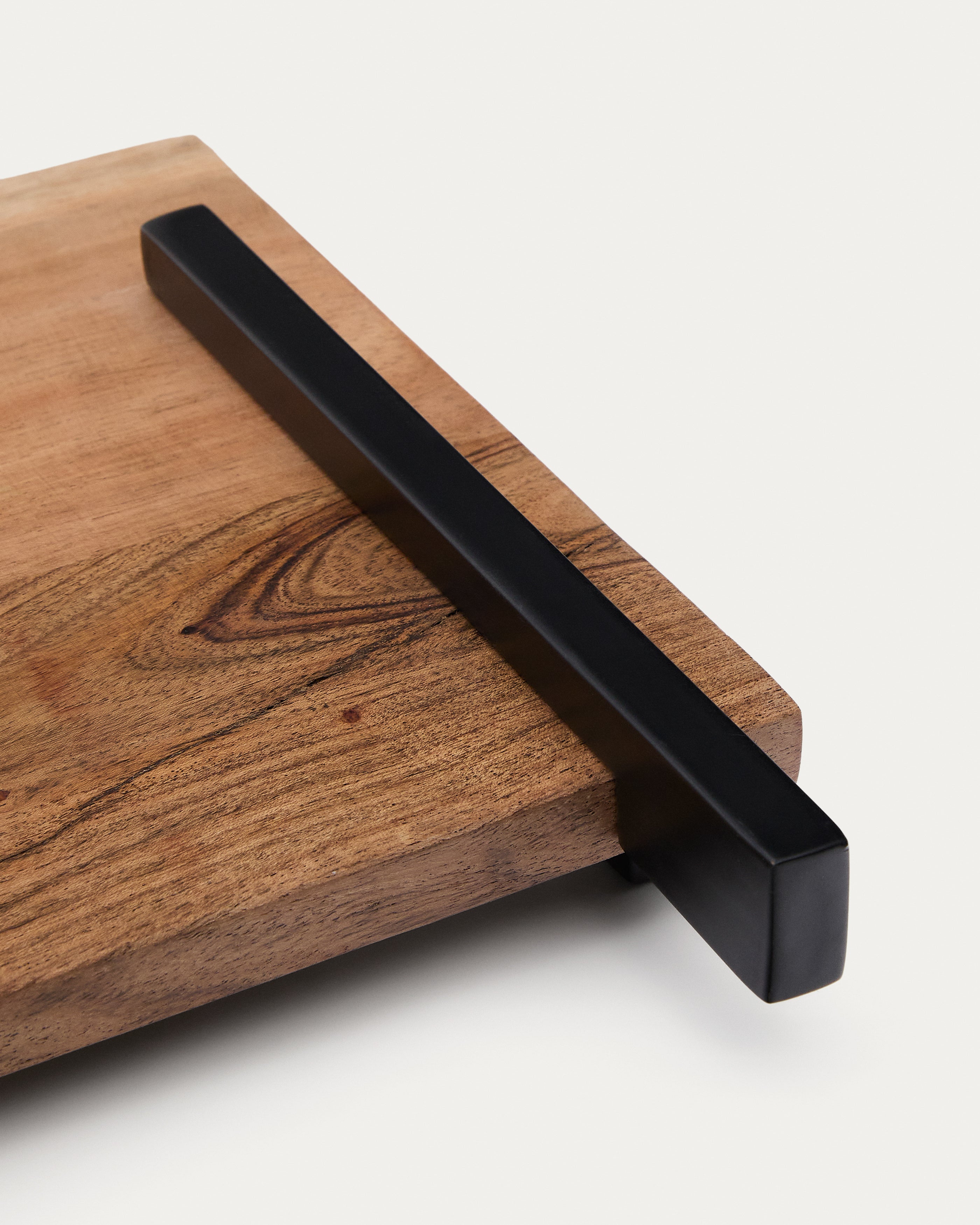 Vira serving board in acacia wood and black metal - Detail