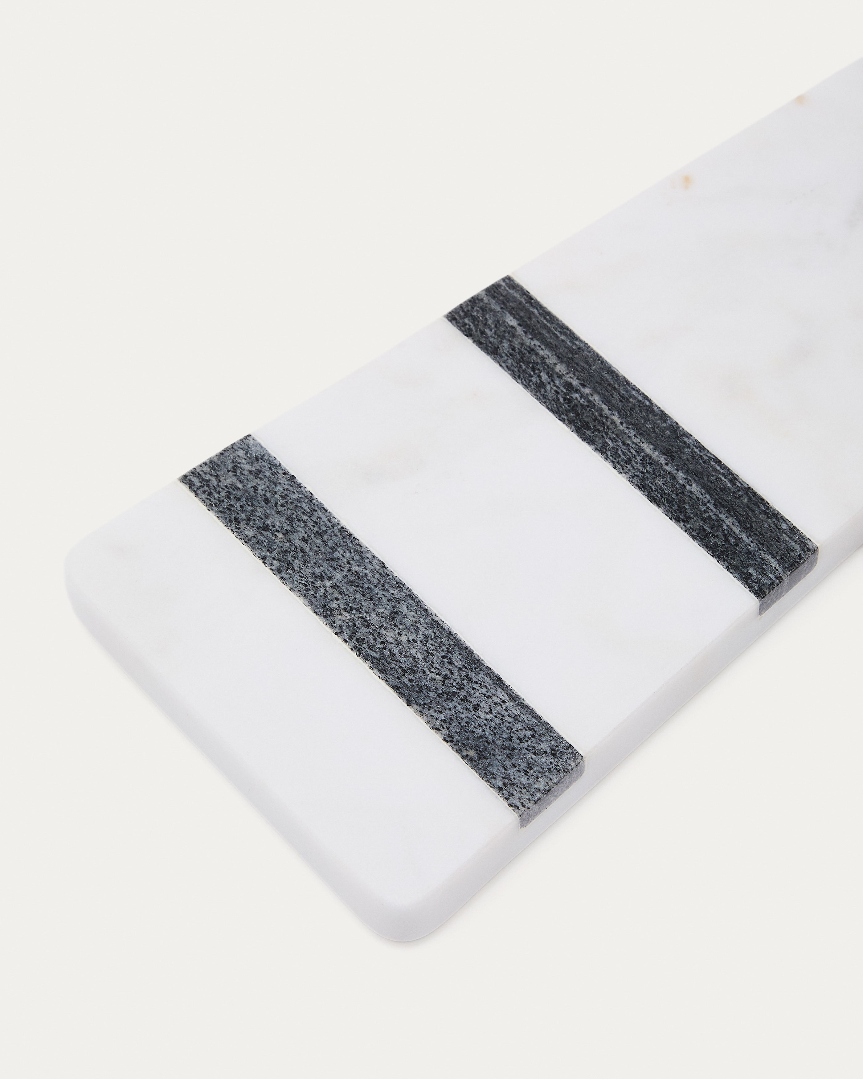 Nira small serving board in black and white marble - Detail