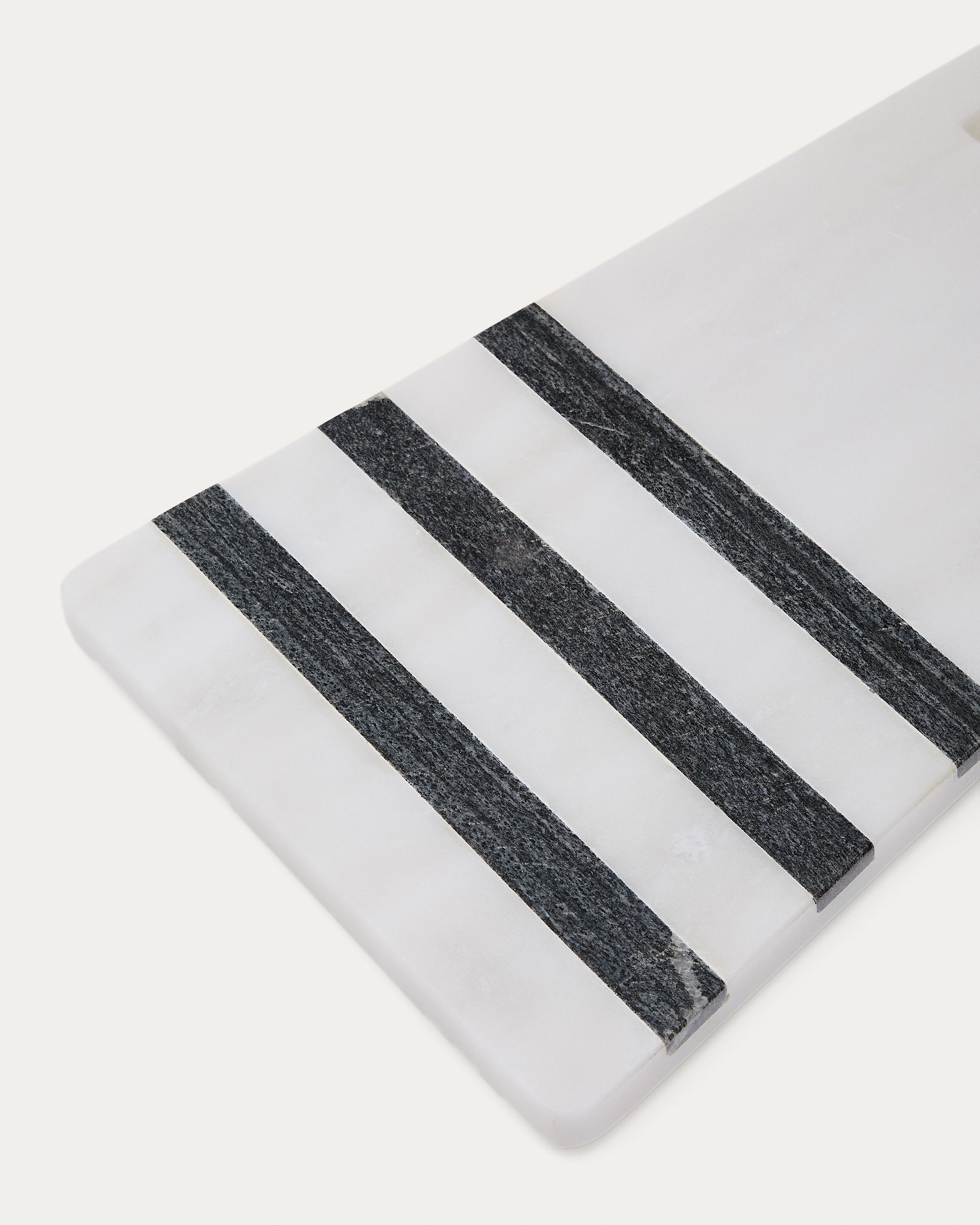 Nira large serving board in black and white marble - Detail