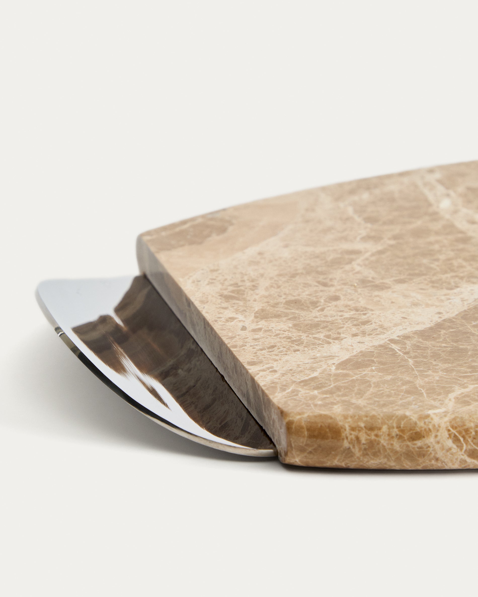 Adoma serving board in beige marble and metal - Detail
