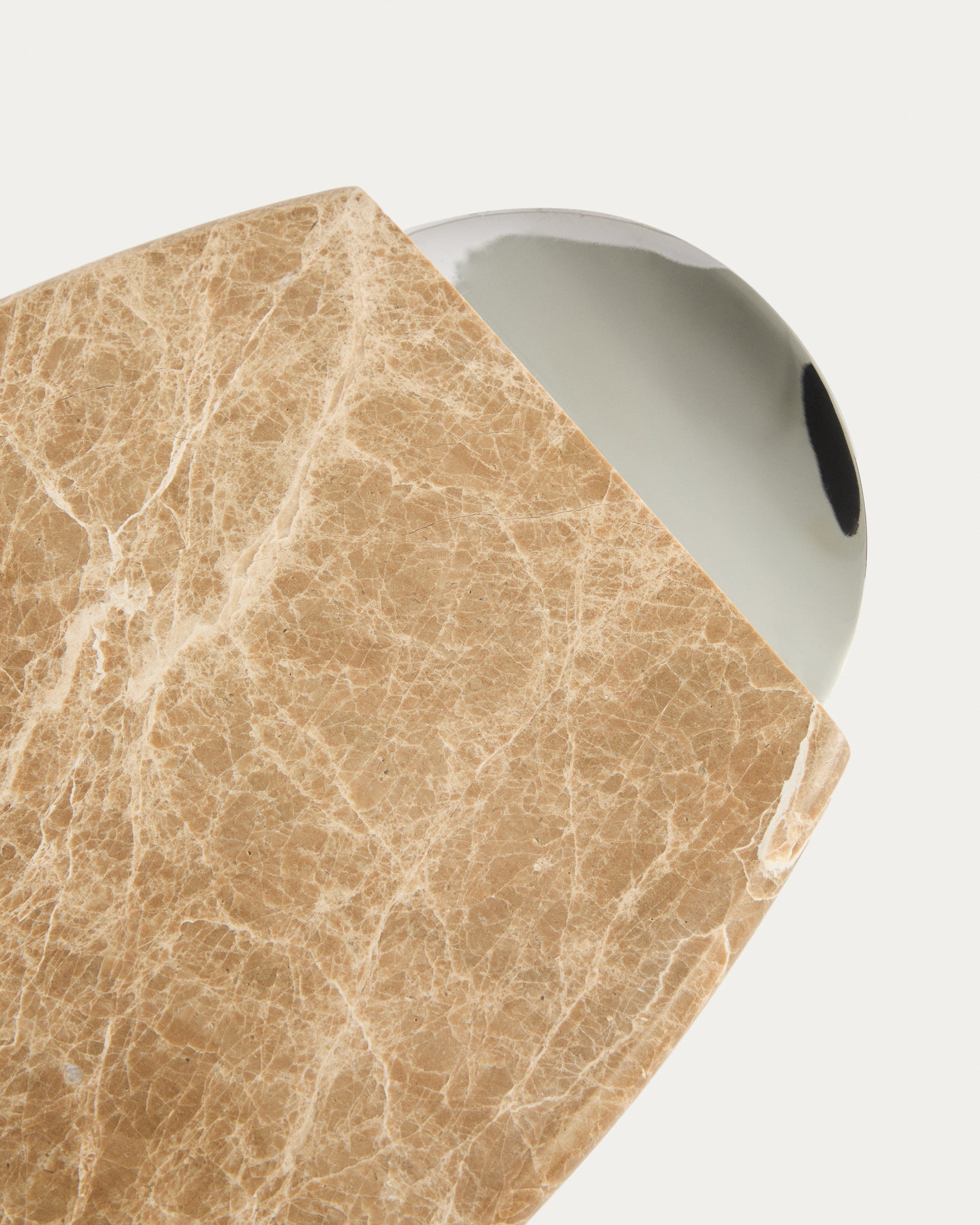 Adoma serving board in beige marble and metal - Detail