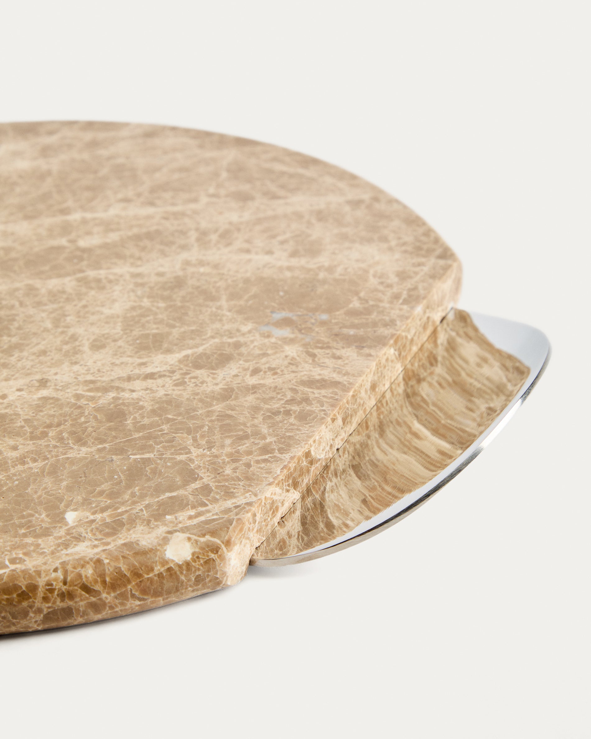 Adoma serving board in beige marble and metal - Detail