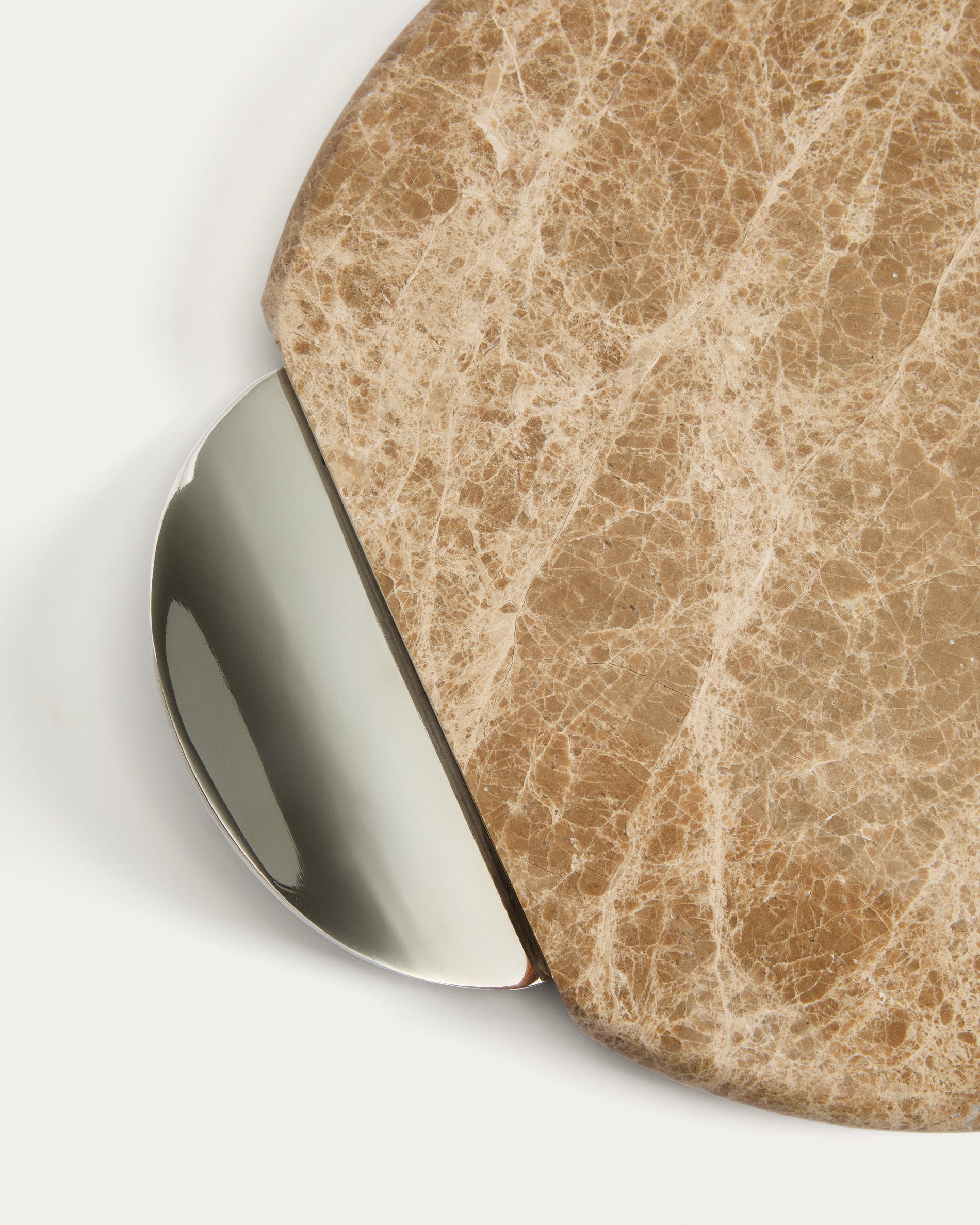 Adoma serving board in beige marble and metal - Detail