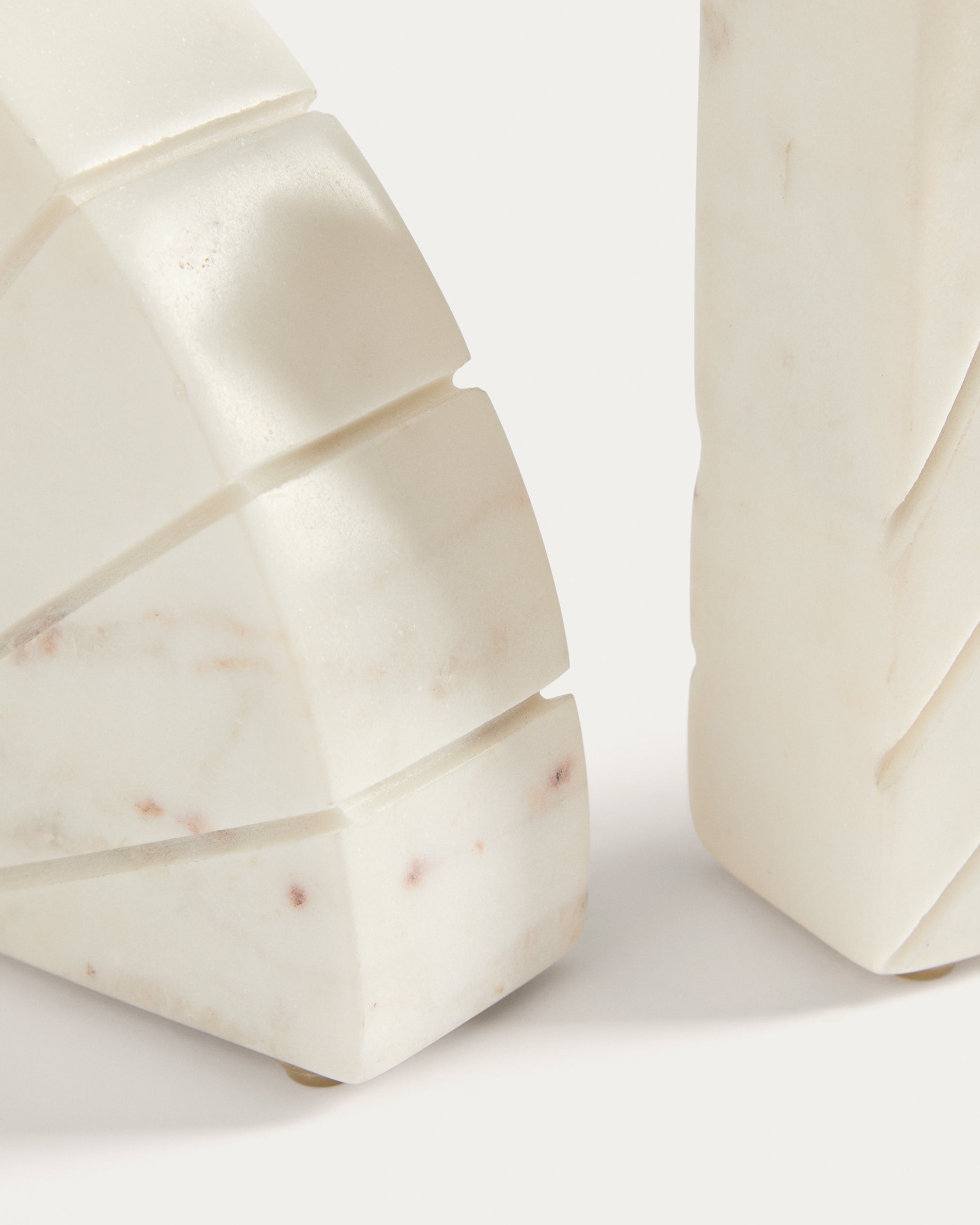 Serela bookend in white marble - Detail