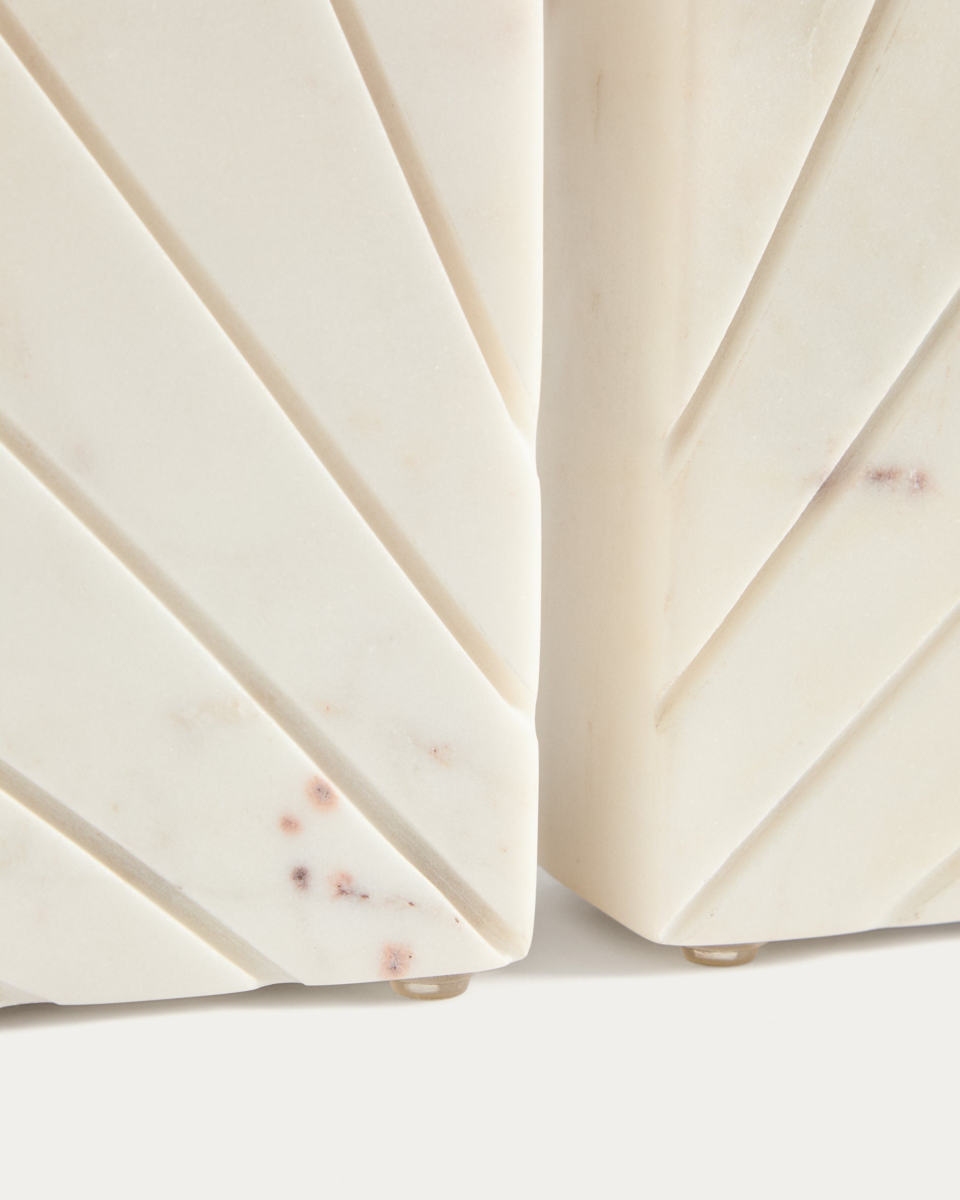 Serela bookend in white marble - Detail