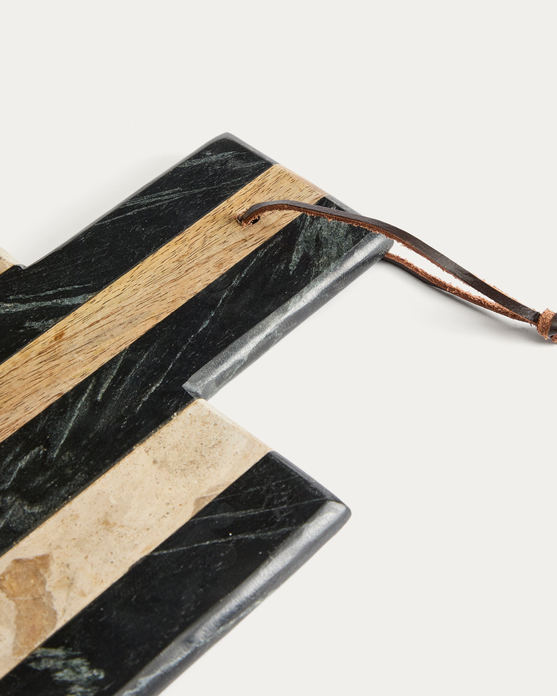 Surne serving board in black, brown and beige marble 30 x 23 cm - Detail