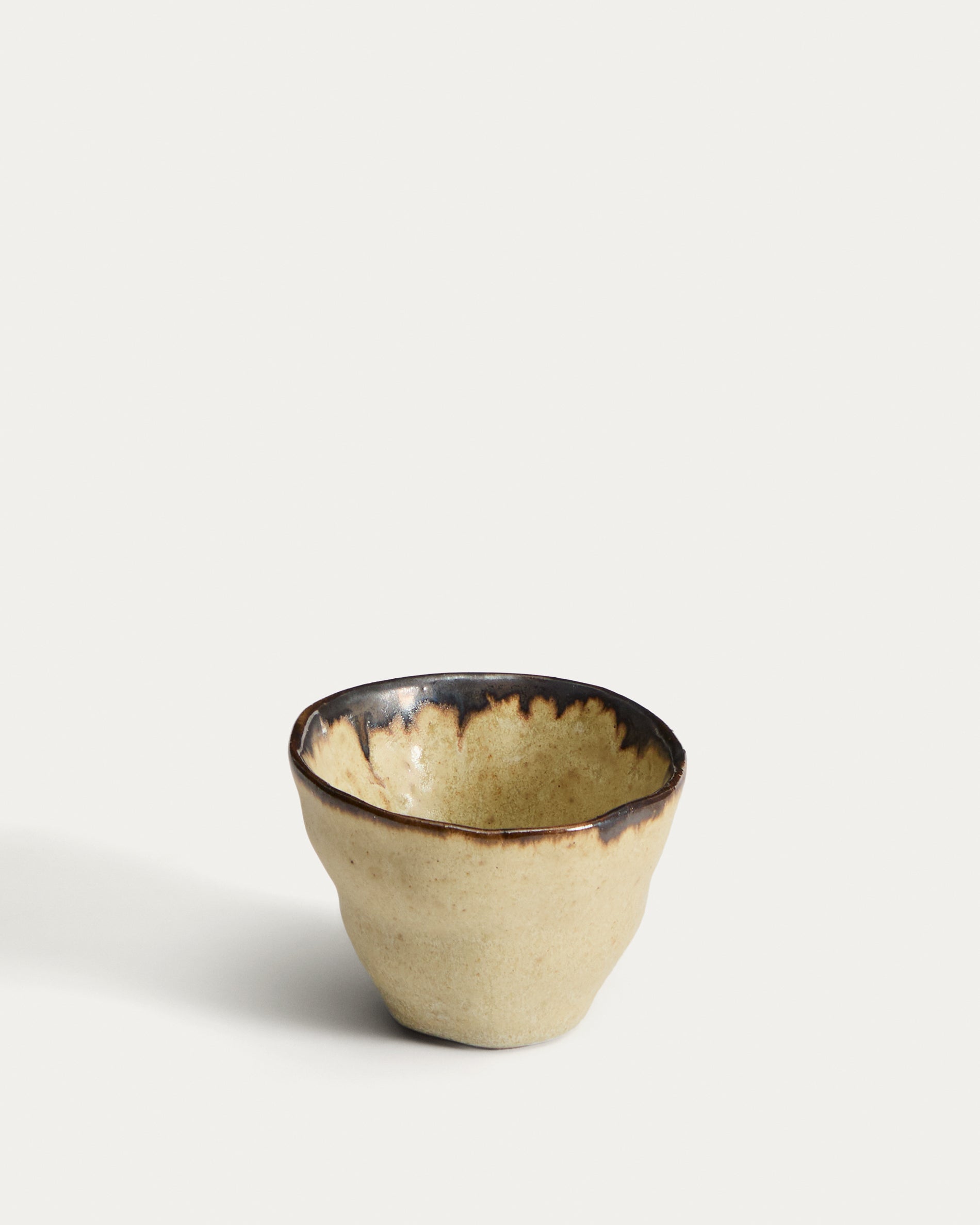 Abela ceramic mug in brown - Product View