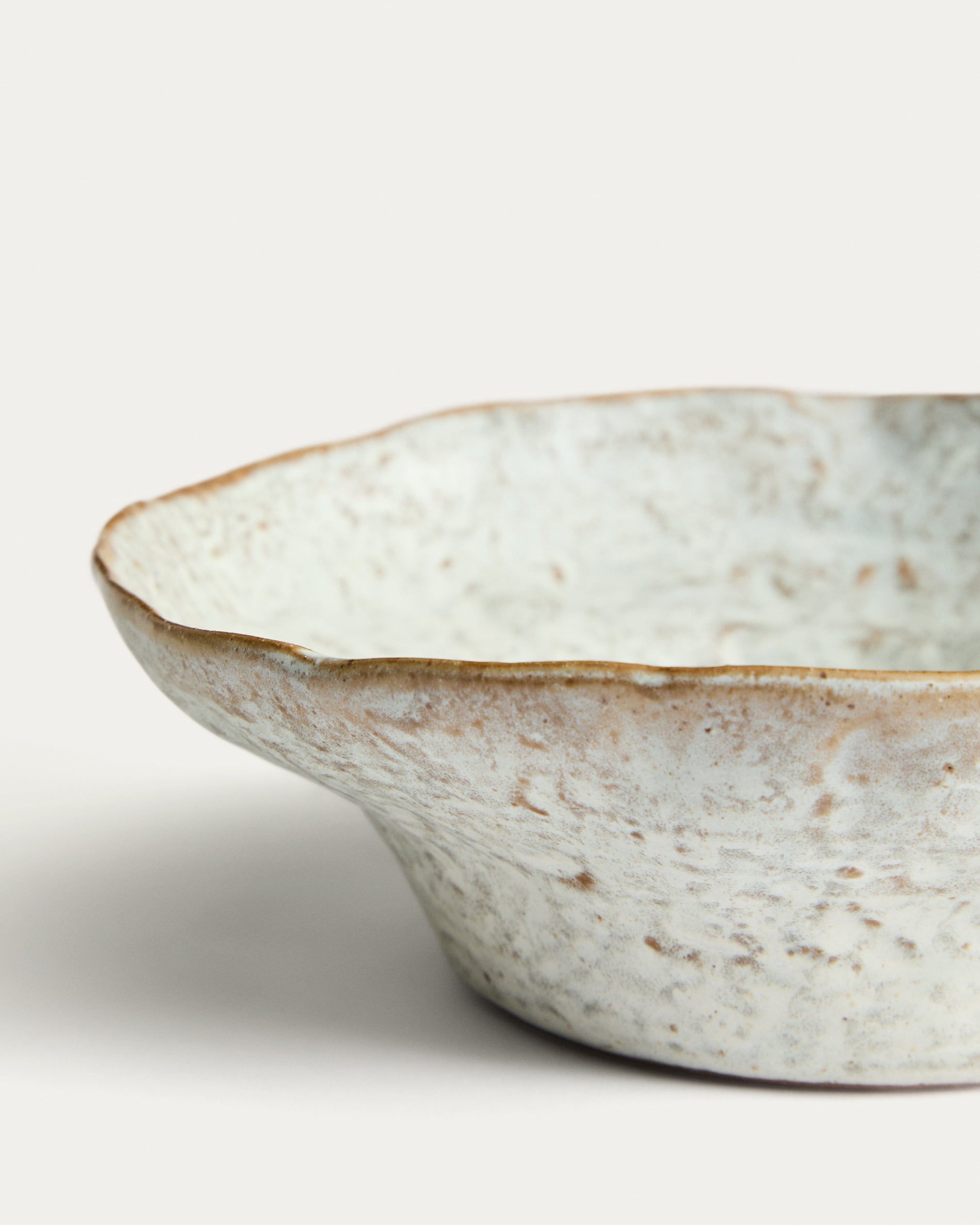 Alenia deep plate in grey ceramic - Detail