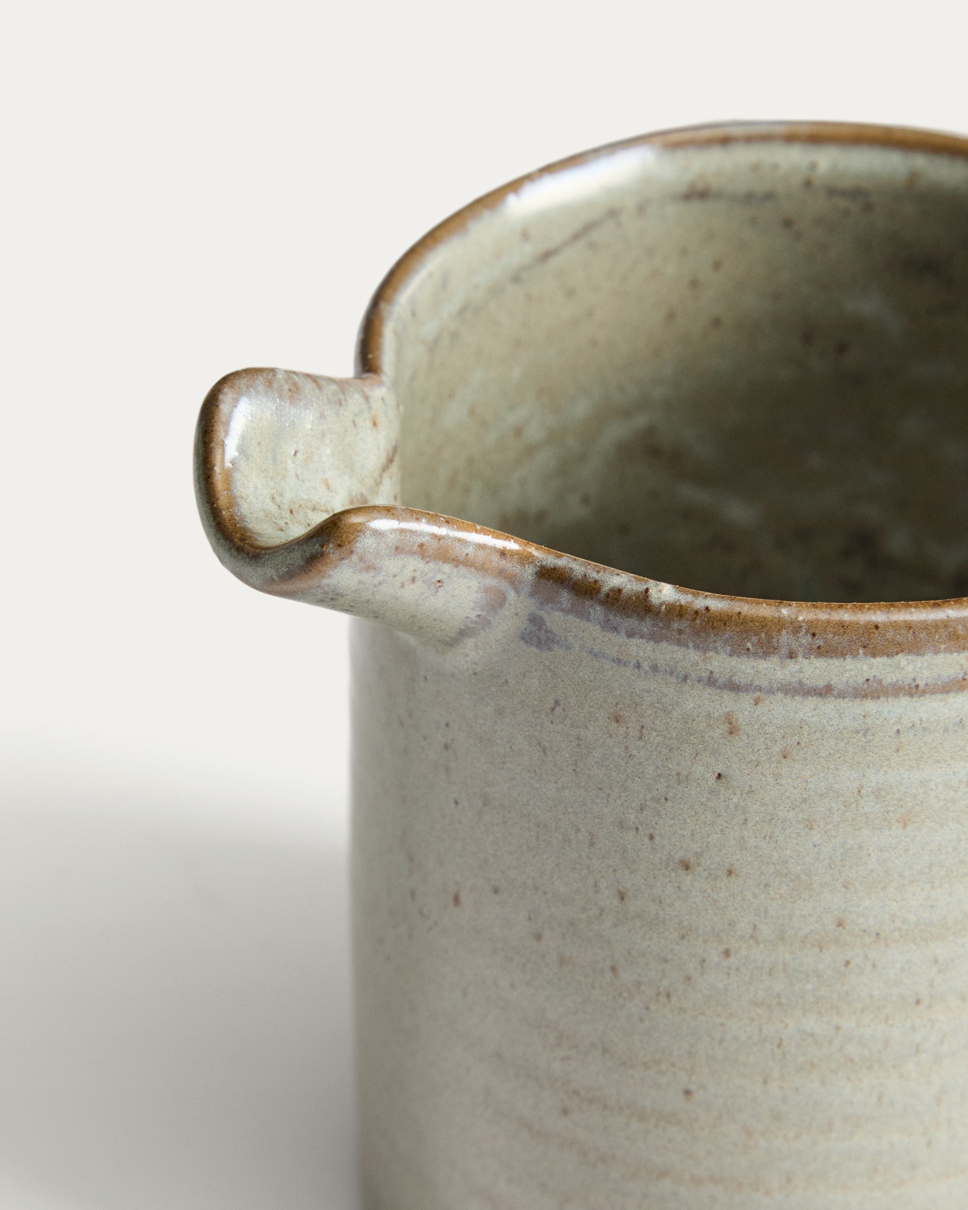 Alenia brown ceramic mug - Detail